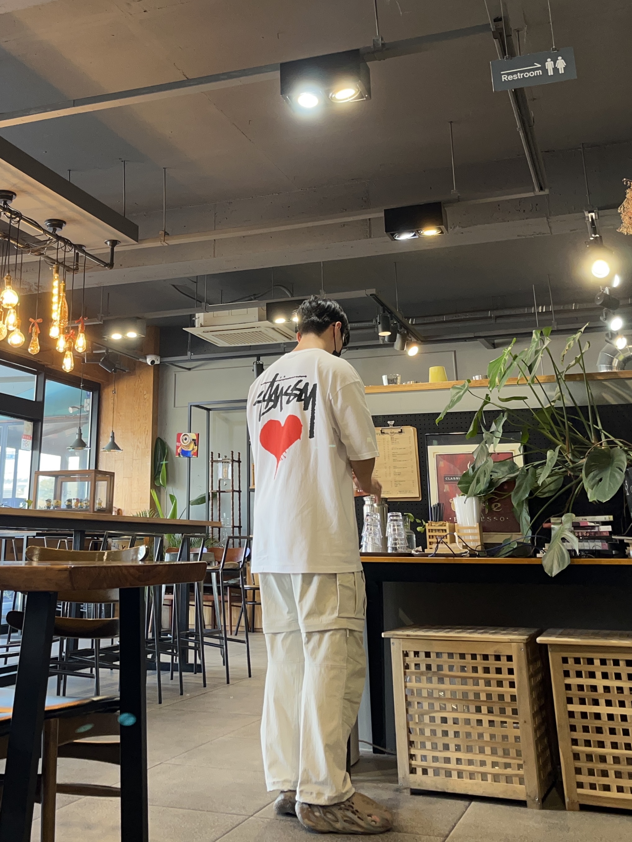 Stussy Stock Heart T-Shirt White, Nike ACG Smith Summit Cargo Pants Light Bone - Asia 착용 스타일