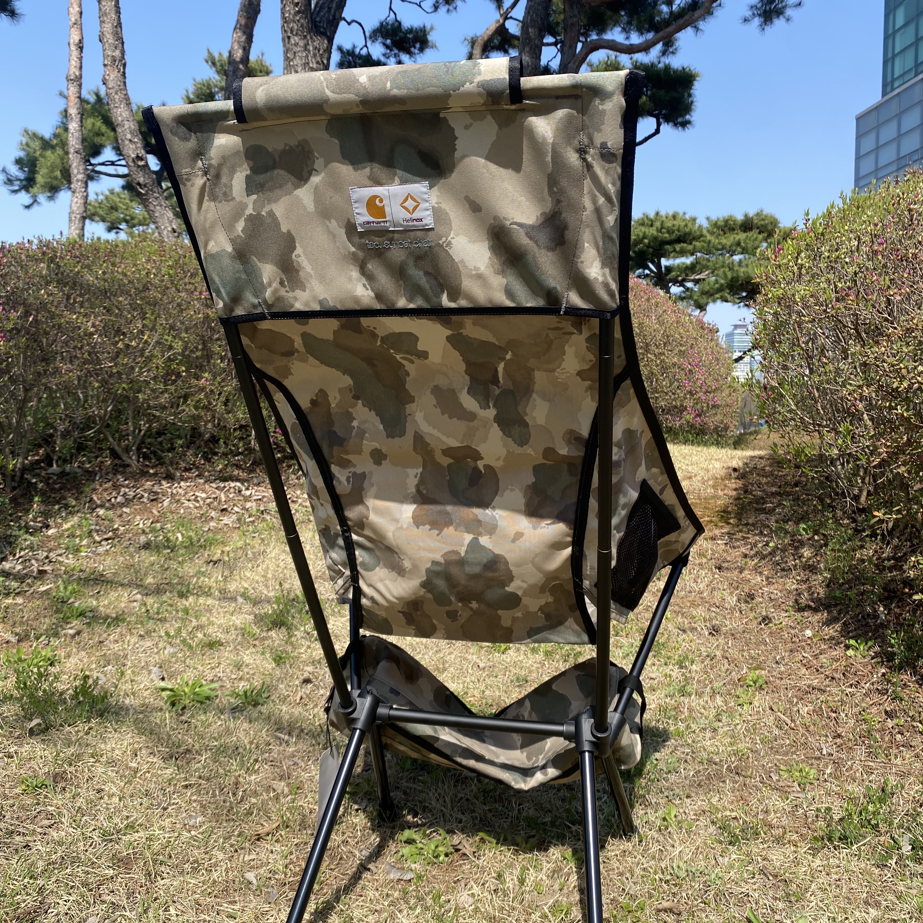 Helinox x Carhartt WIP Tactical Sunset Chair Camo Tide 착용 스타일 - 2