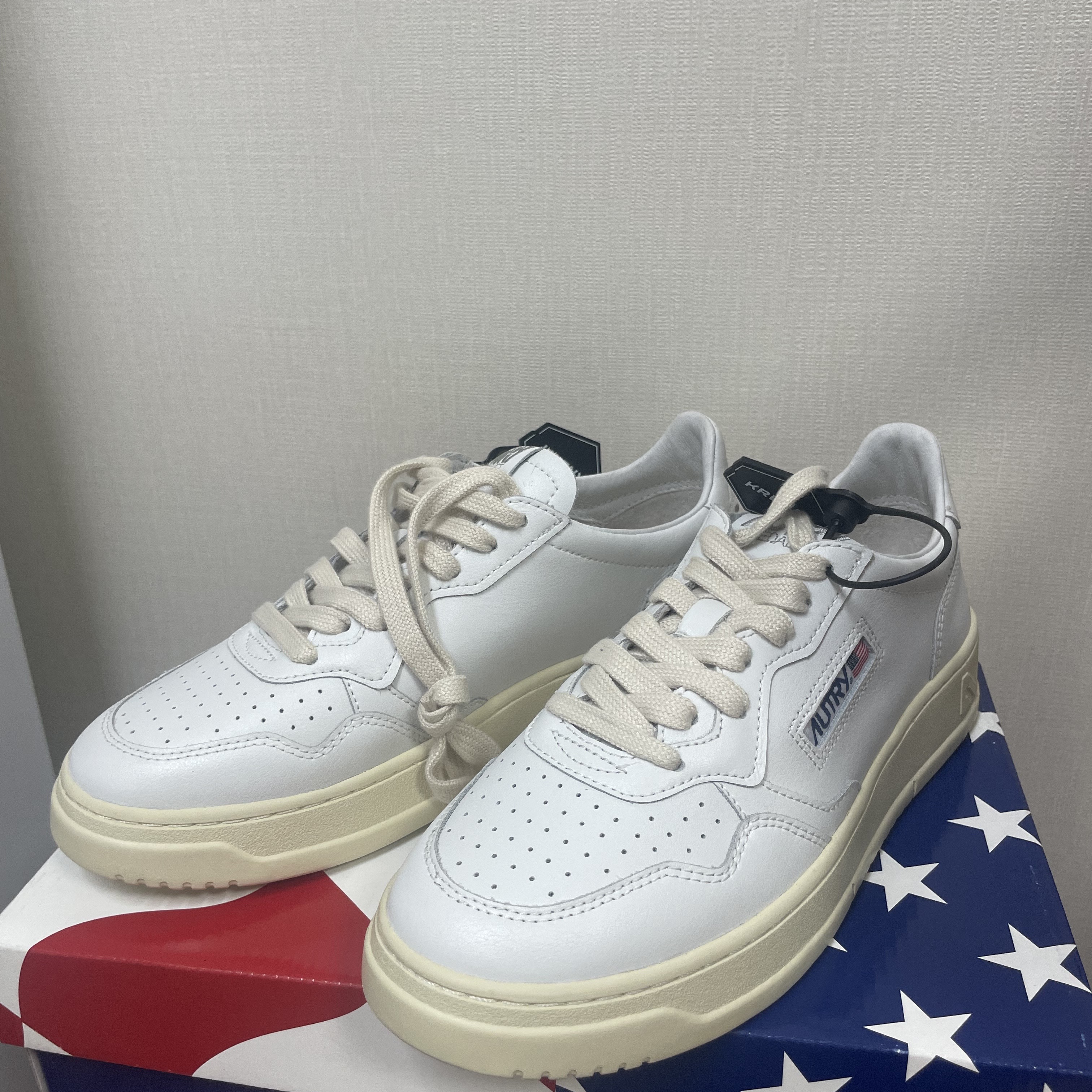 (W) Autry Medalist Low Leather Sneakers White 착용 스타일