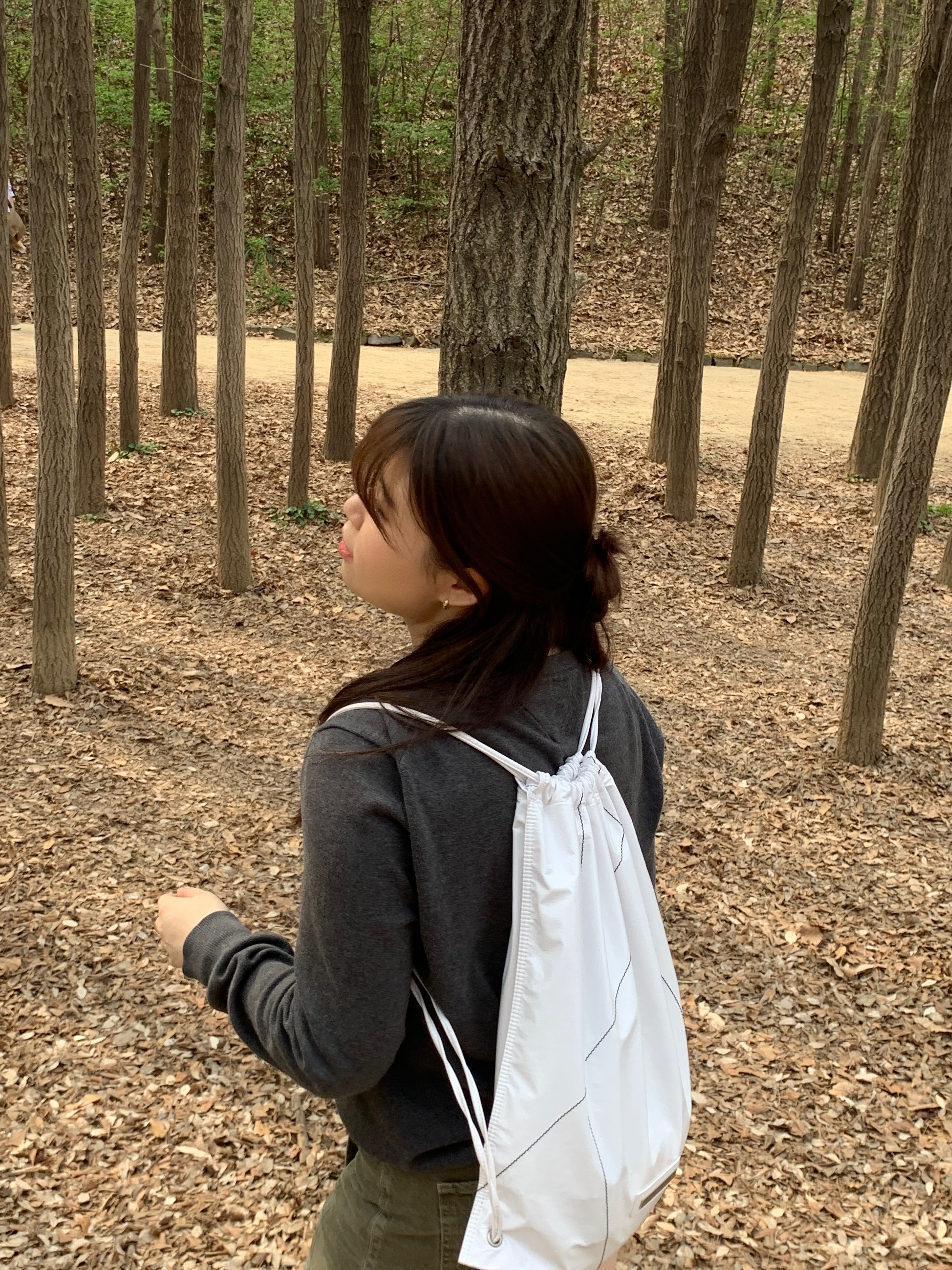 Matin Kim String Coating Backpack White 착용 스타일