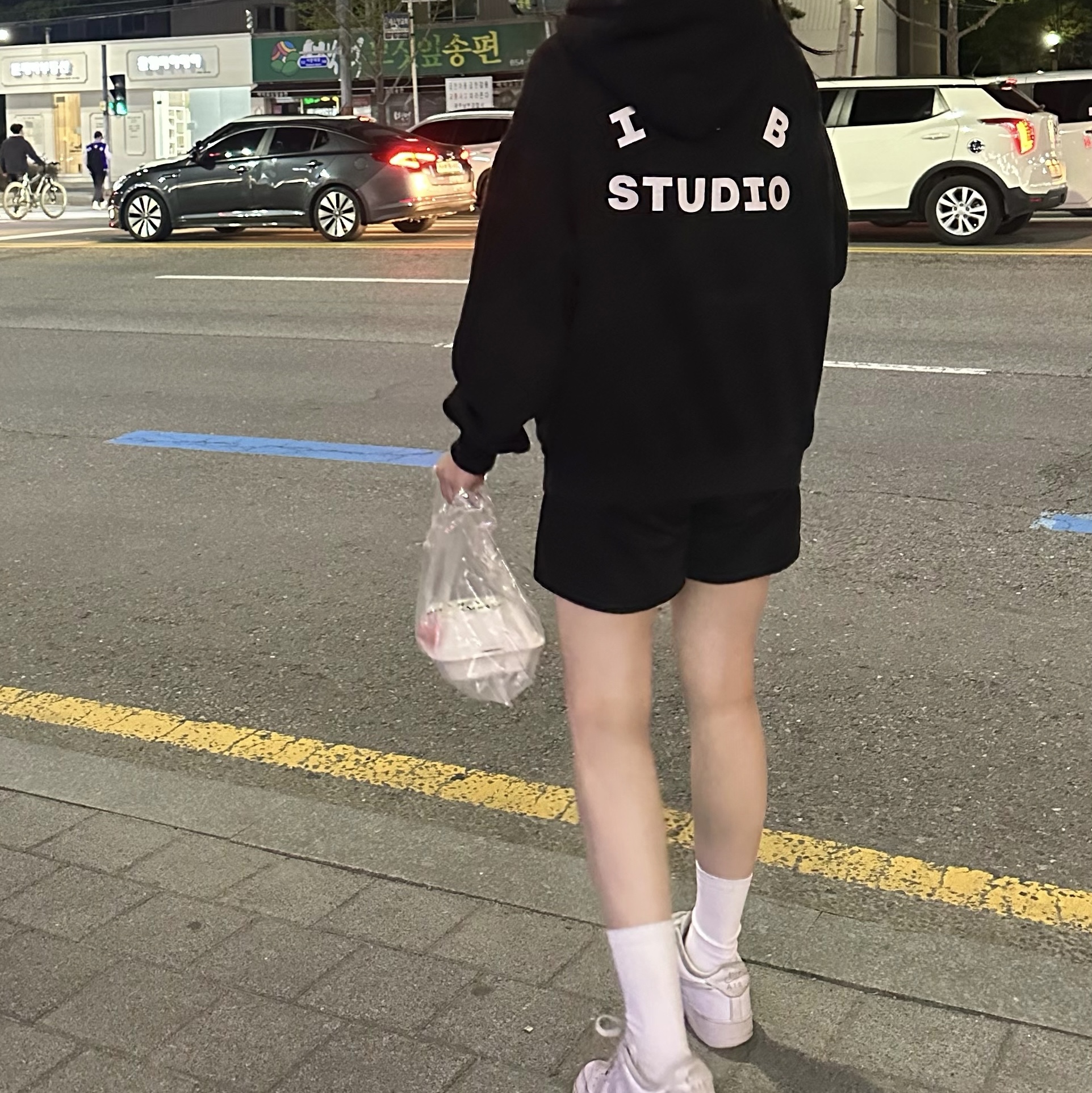 IAB Studio Hoodie Black White 착용 스타일 - 2