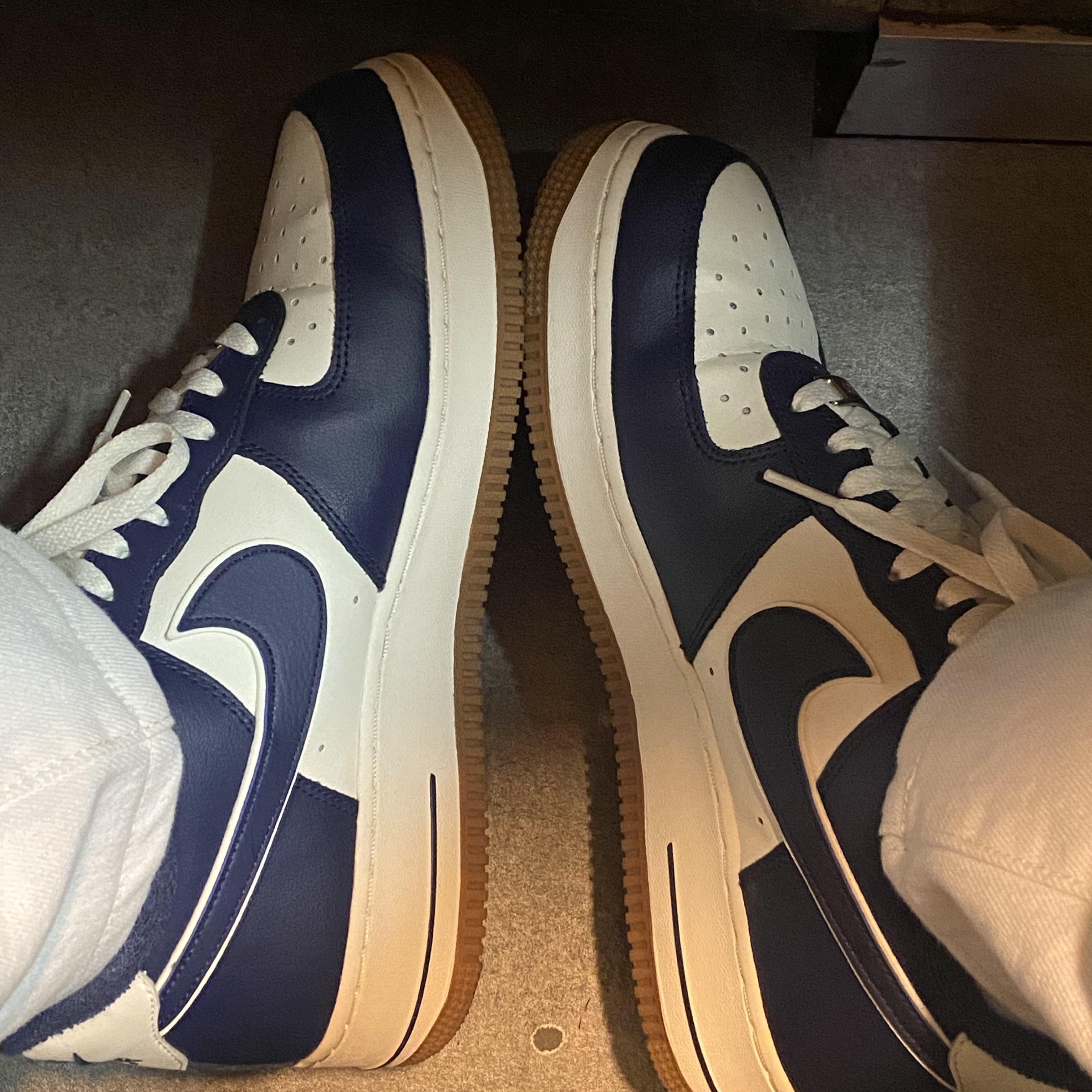 Nike Air Force 1 '07 LV8 Midnight Navy 착용 스타일