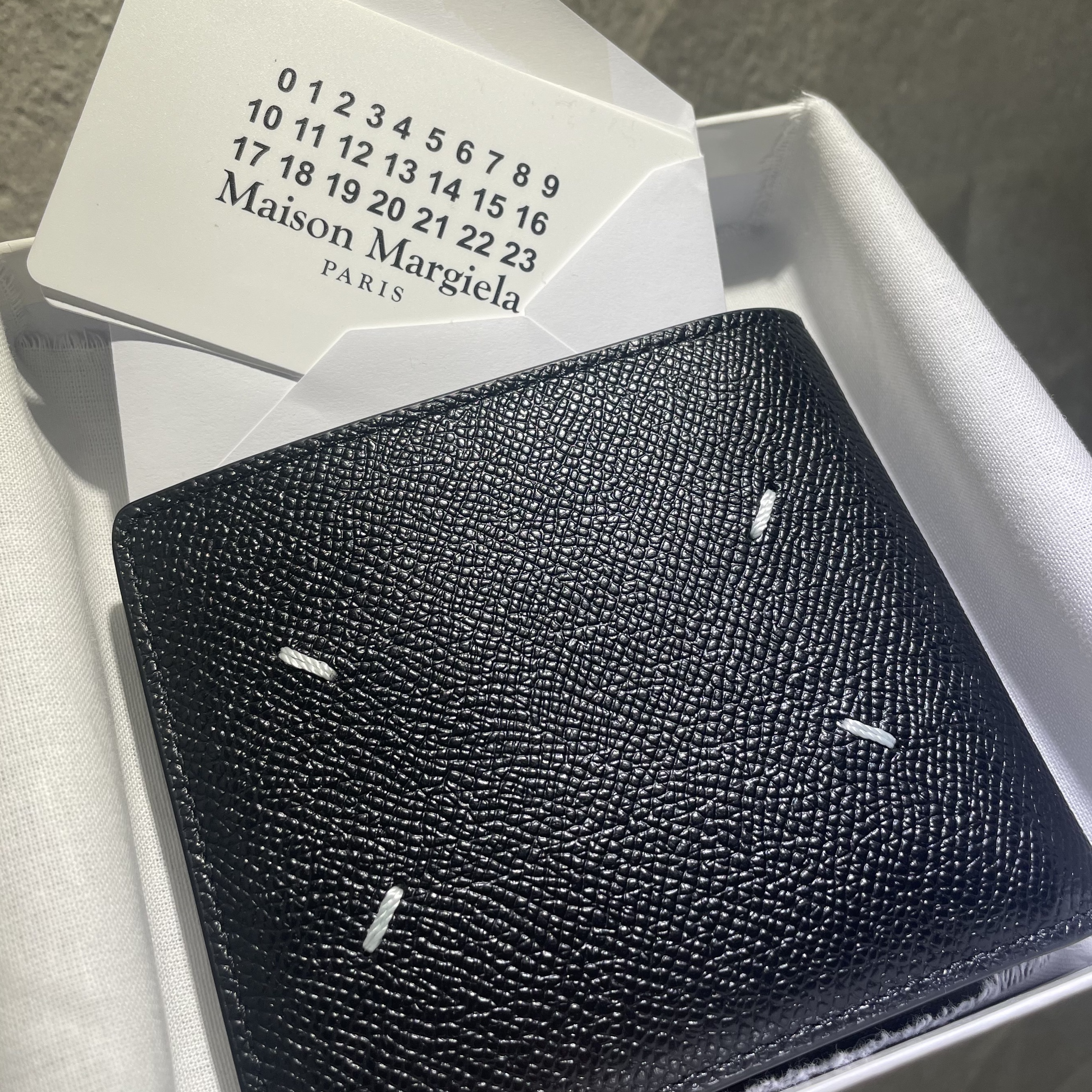 Maison Margiela Bovine Leather Bi-Fold Wallet Black 착용 스타일
