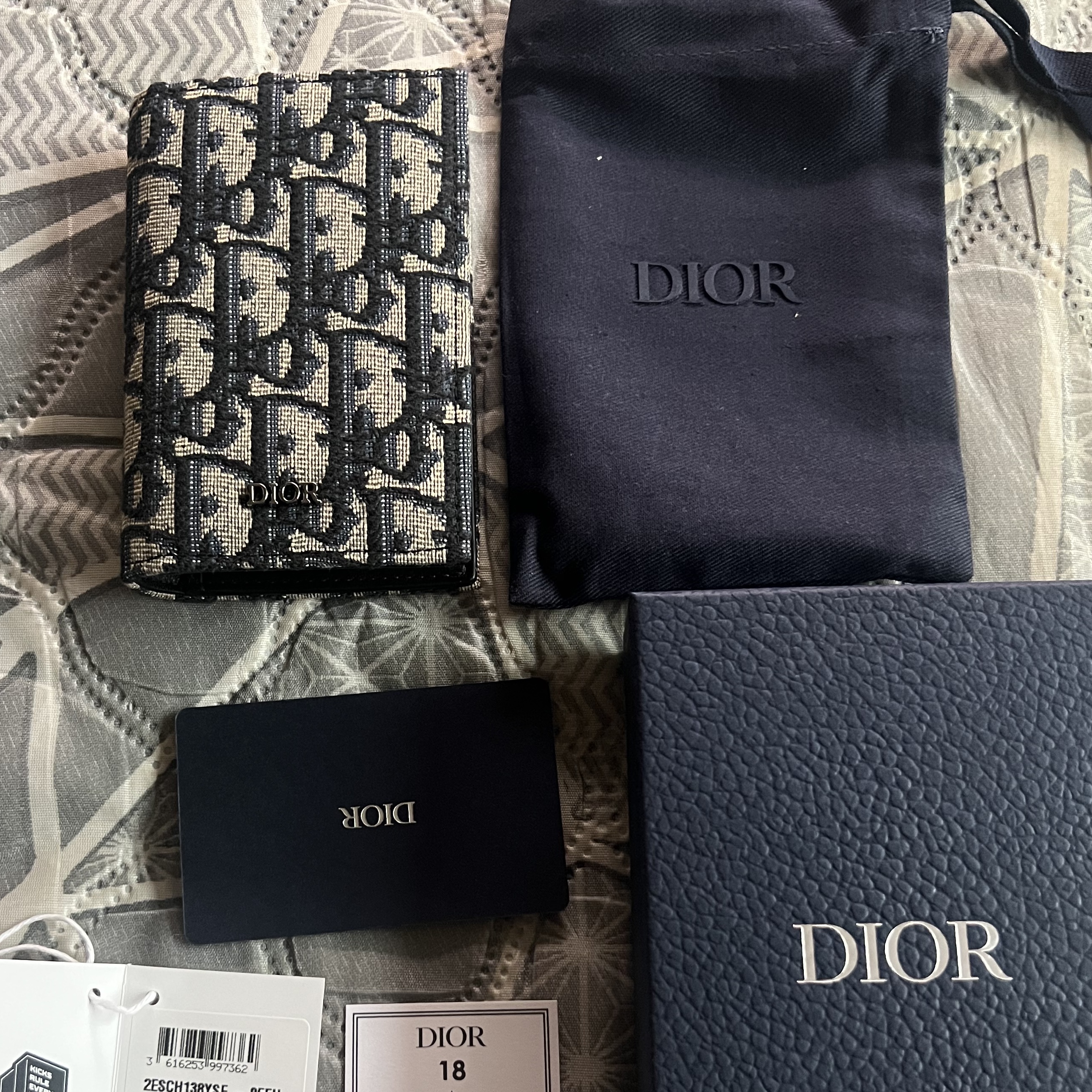 Dior Bi-Fold Card Holder Beige & Black Dior Oblique Jacquard 착용 스타일