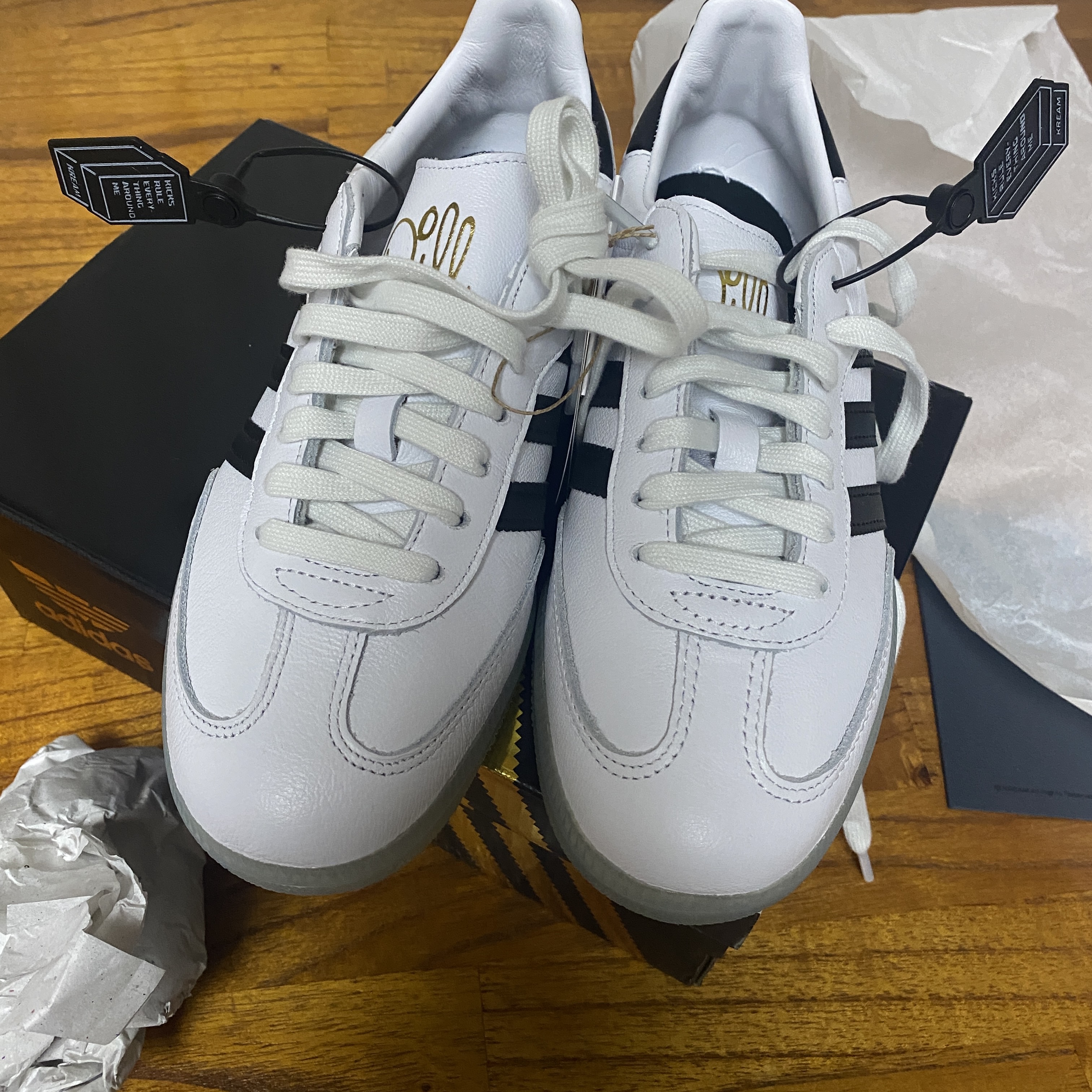 Jordan 1 Retro High OG Chicago 2022, Human Made x Verdy Girls Don't Cry Keyring Red 착용 스타일 - 4