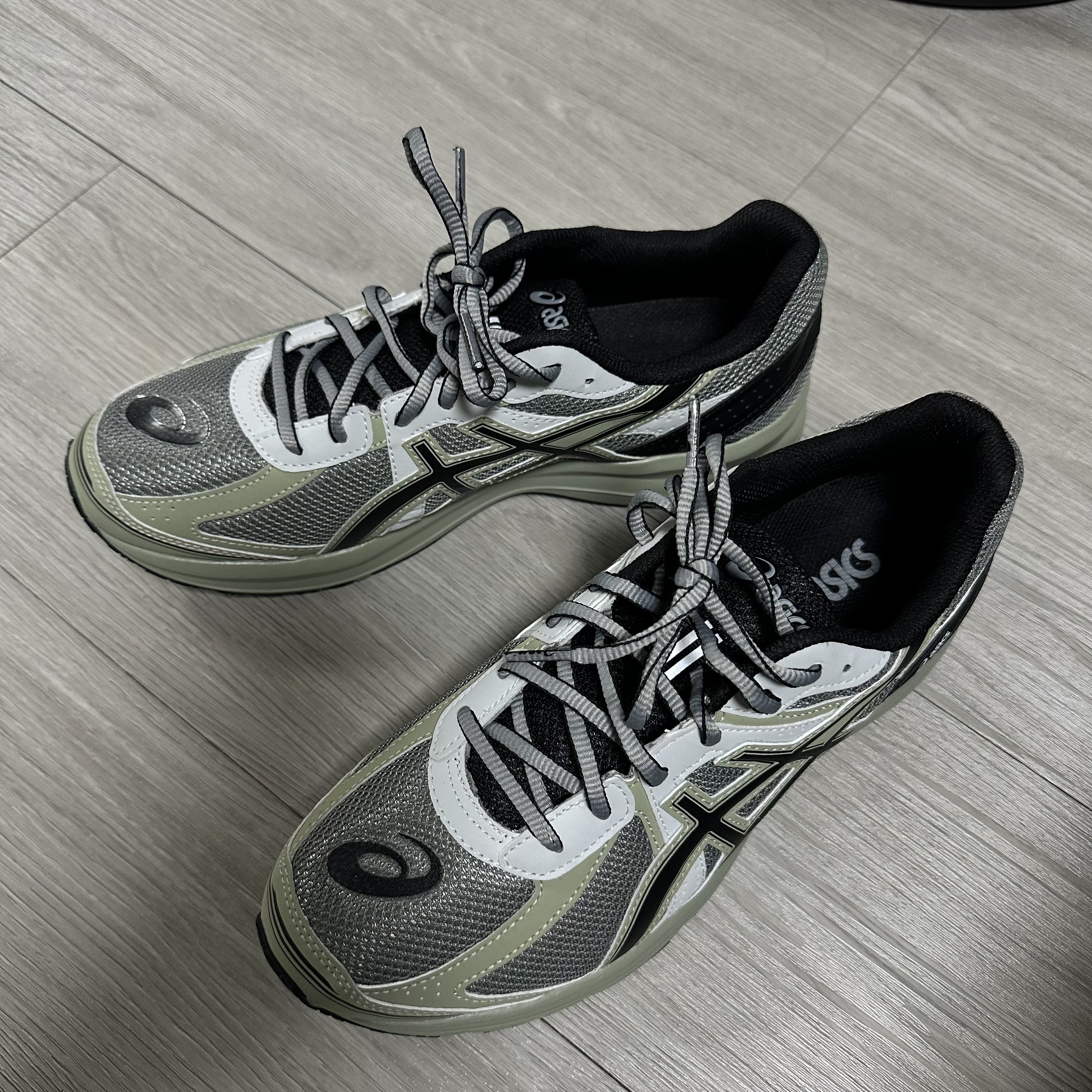 Asics Jog 100 S Sheet Rock - 2E Wide 착용 스타일 - 1