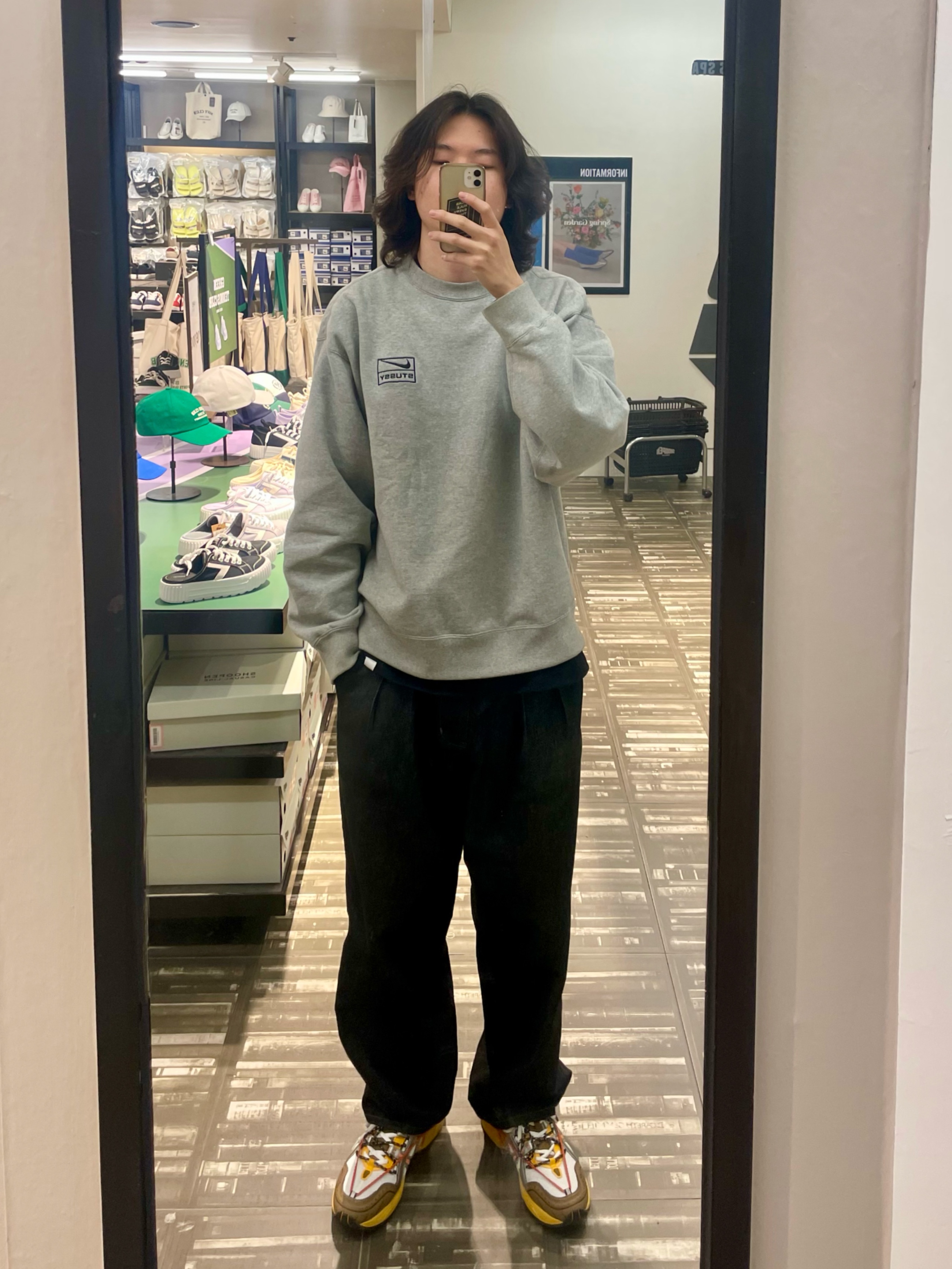 Nike x Stussy NRG Fleece Crewneck Dark Grey Heather (DO9337-063), Asics x Andersson Bell Gel-1090 White Orange 착용 스타일