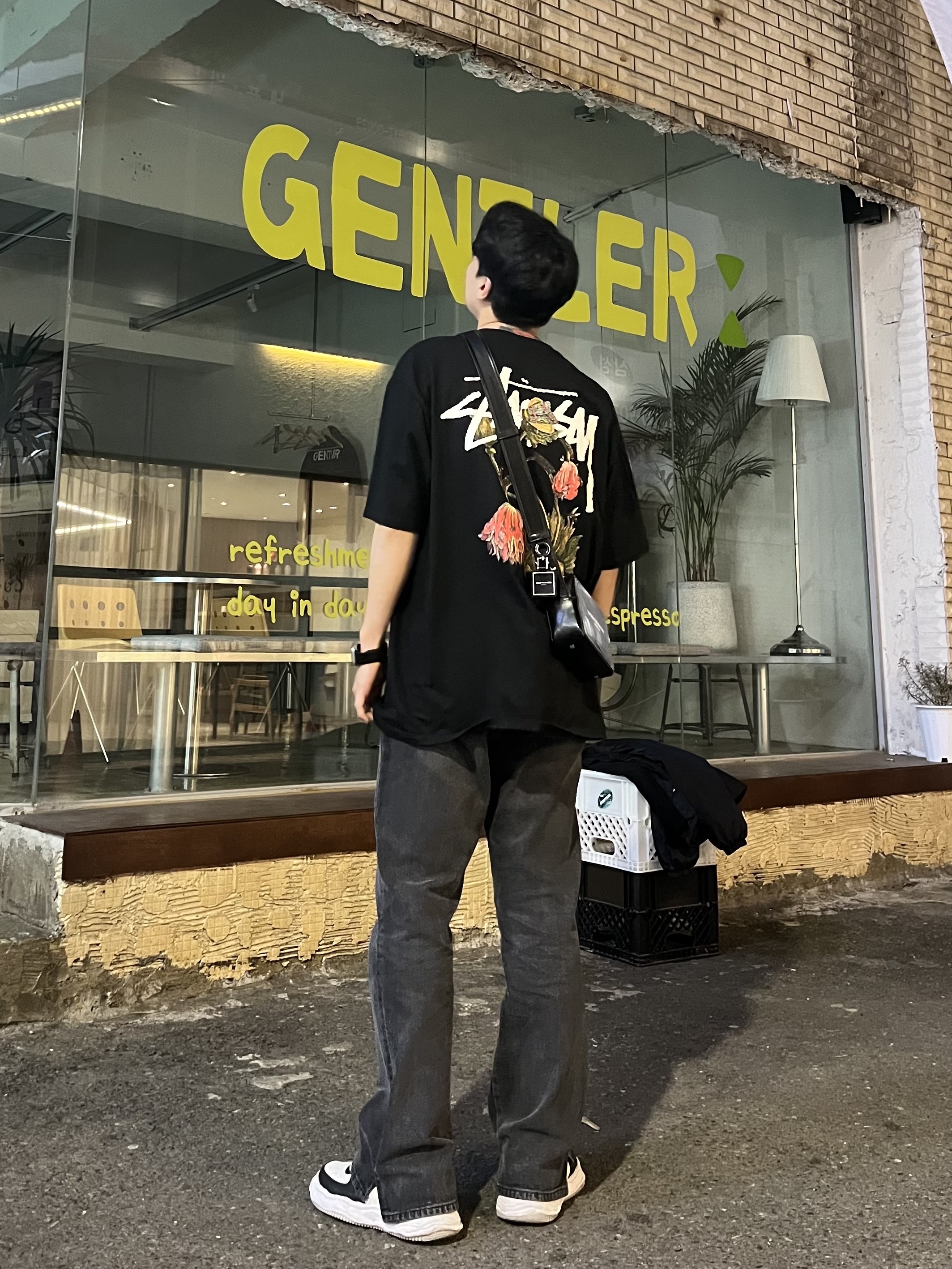 Stussy Withered Flower T-Shirt Black, Maison Mihara Yasuhiro Wayne OG Sole Leather Low-top Sneakers Black White 착용 스타일 - 3