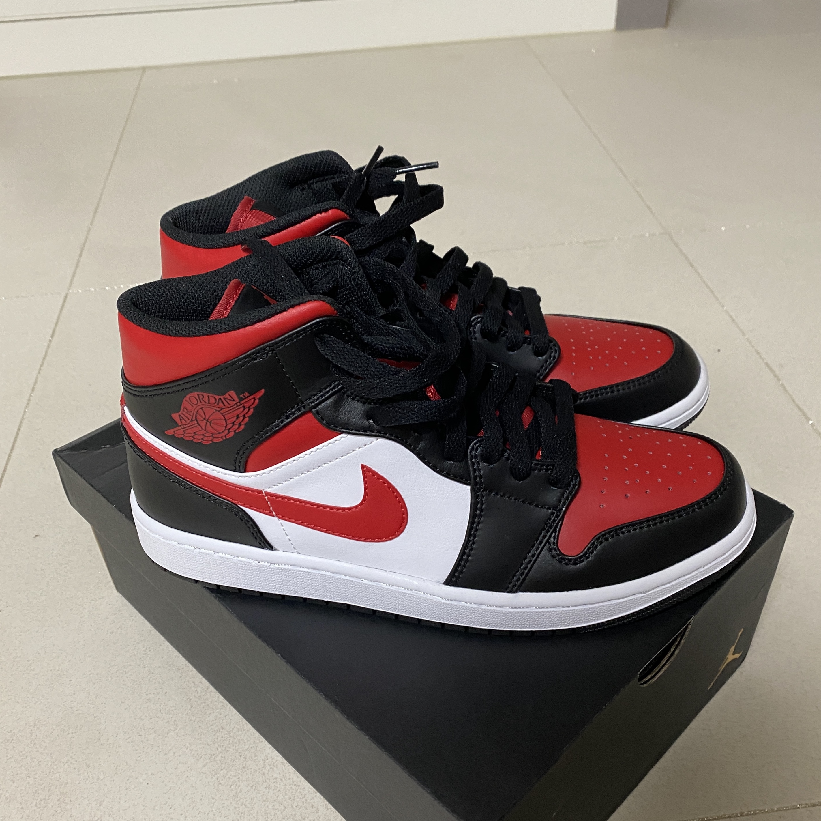 Jordan 1 Mid Black Fire Red 착용 스타일