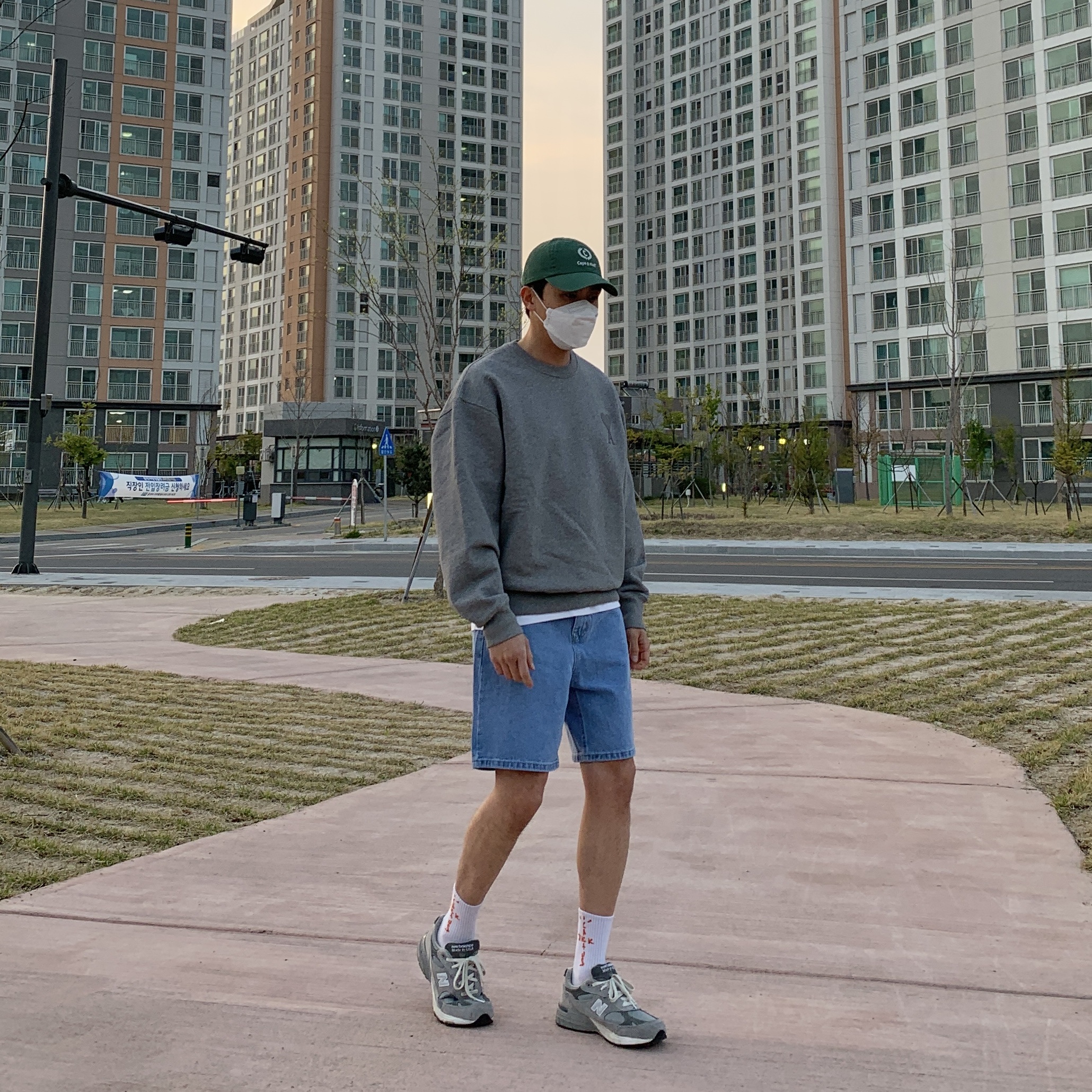 (W) New Balance 993 Made in USA Grey - D Wide, AMI de Coeur Tone-On-Tone Sweatshirt Heather Grey 착용 스타일