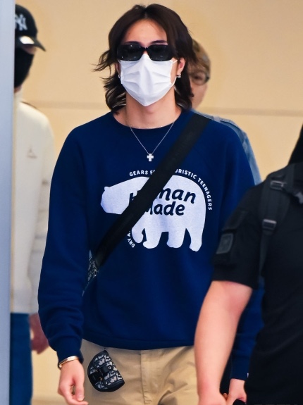 Human Made Raglan Crew Neck Sweatshirt Navy 착용 스타일 - 1