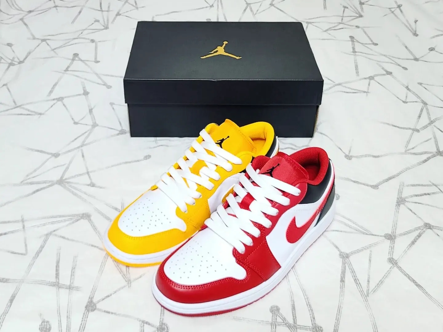 Jordan 1 Low White Gym Red Black, Jordan 1 Low Taxi 착용 스타일 - 1