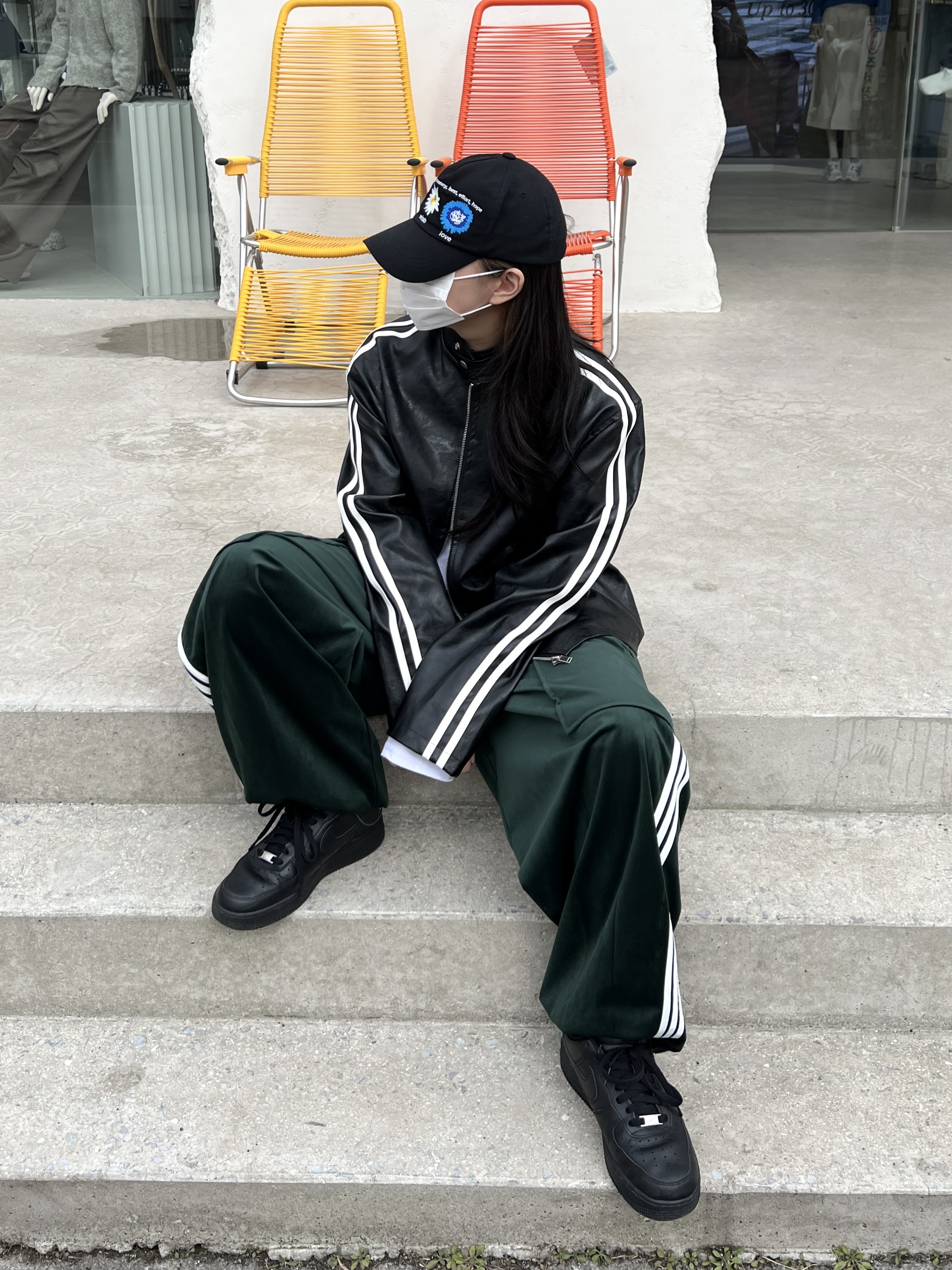 Nike Air Force 1 '07 Low Triple Black 착용 스타일 - 4
