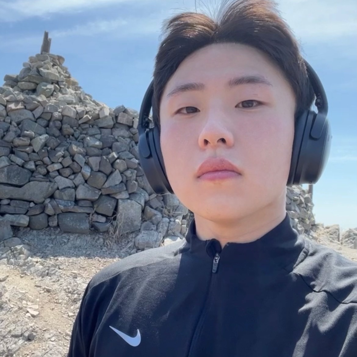 BOSE QC45 Triple Black (Korean Ver.) 착용 스타일 - 2