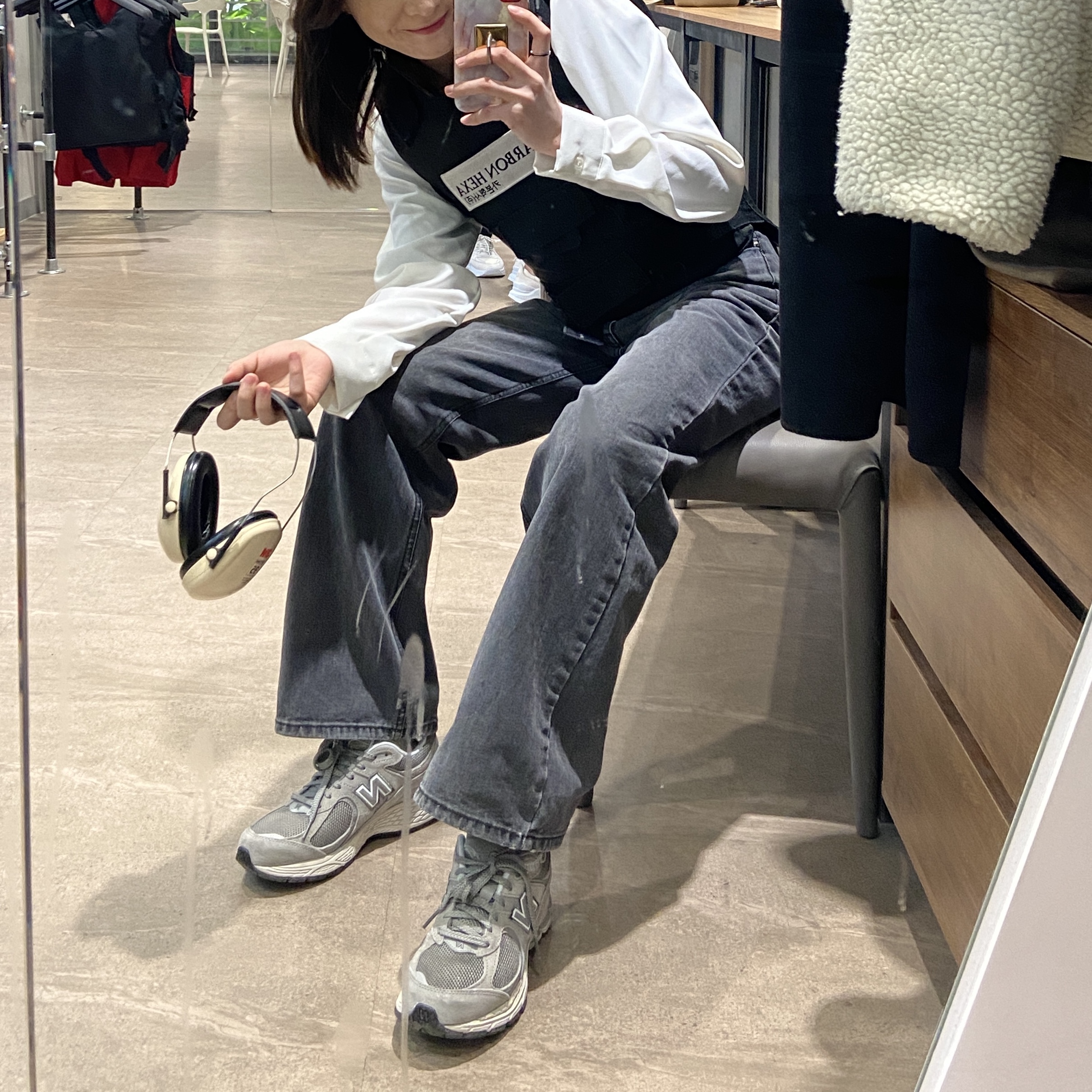 New Balance 2002R Grey 착용 스타일