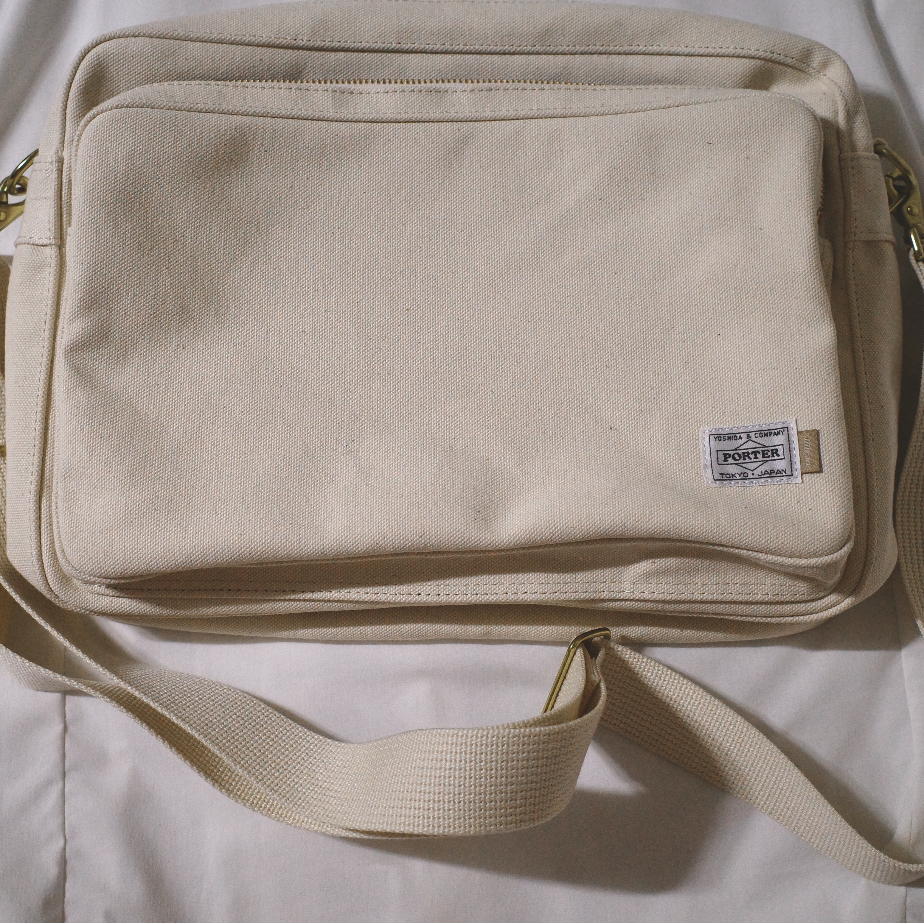Porter x JJJJound Passport Bag L Off White 착용 스타일 - 3