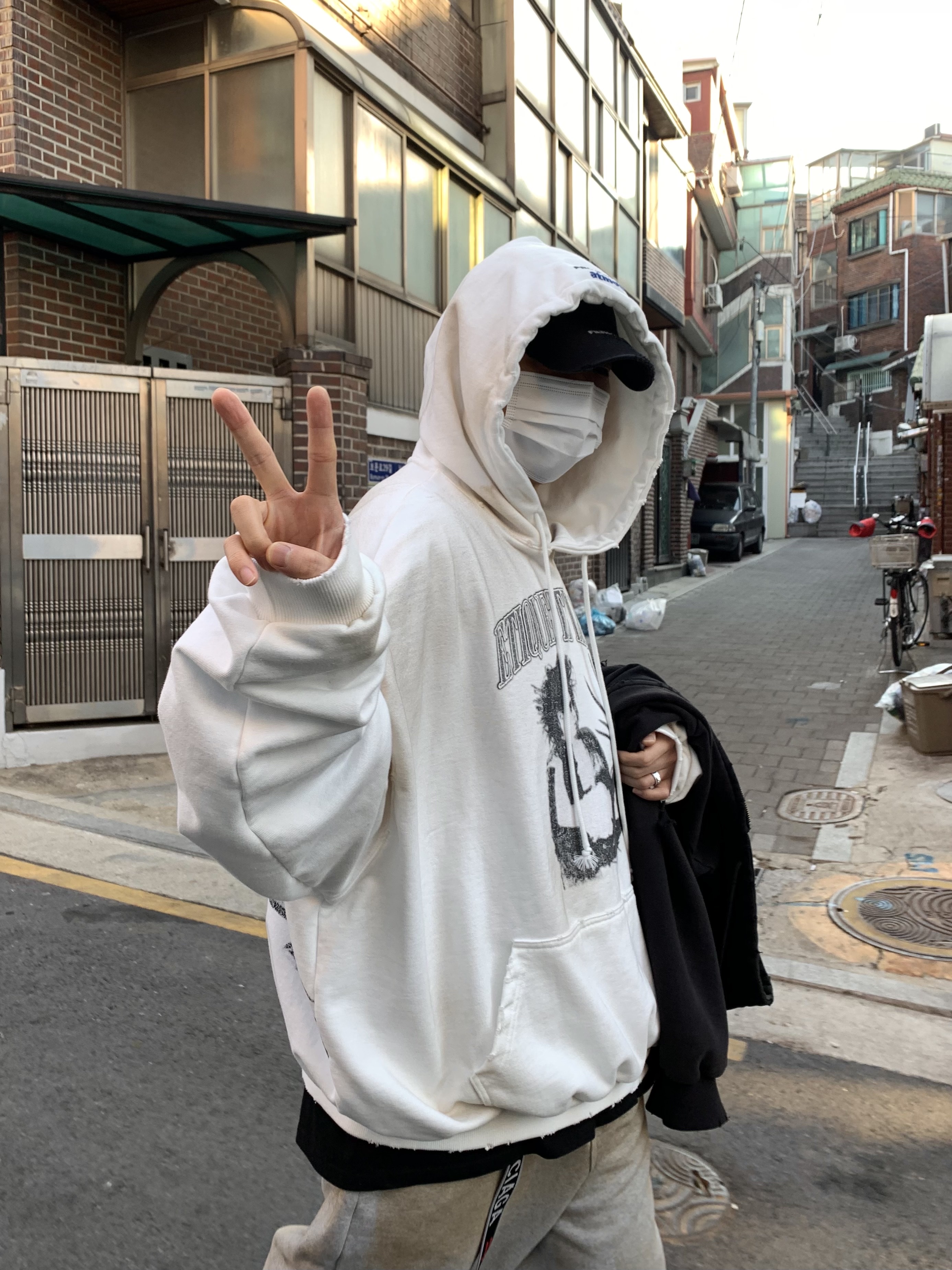 Project G/R x Atmos Etiquette Lesson Vintage Washed Hoodie White, Project G/R 5Pocket Dirty Effect Sweatpants Faded Rust Grey 착용 스타일 - 4