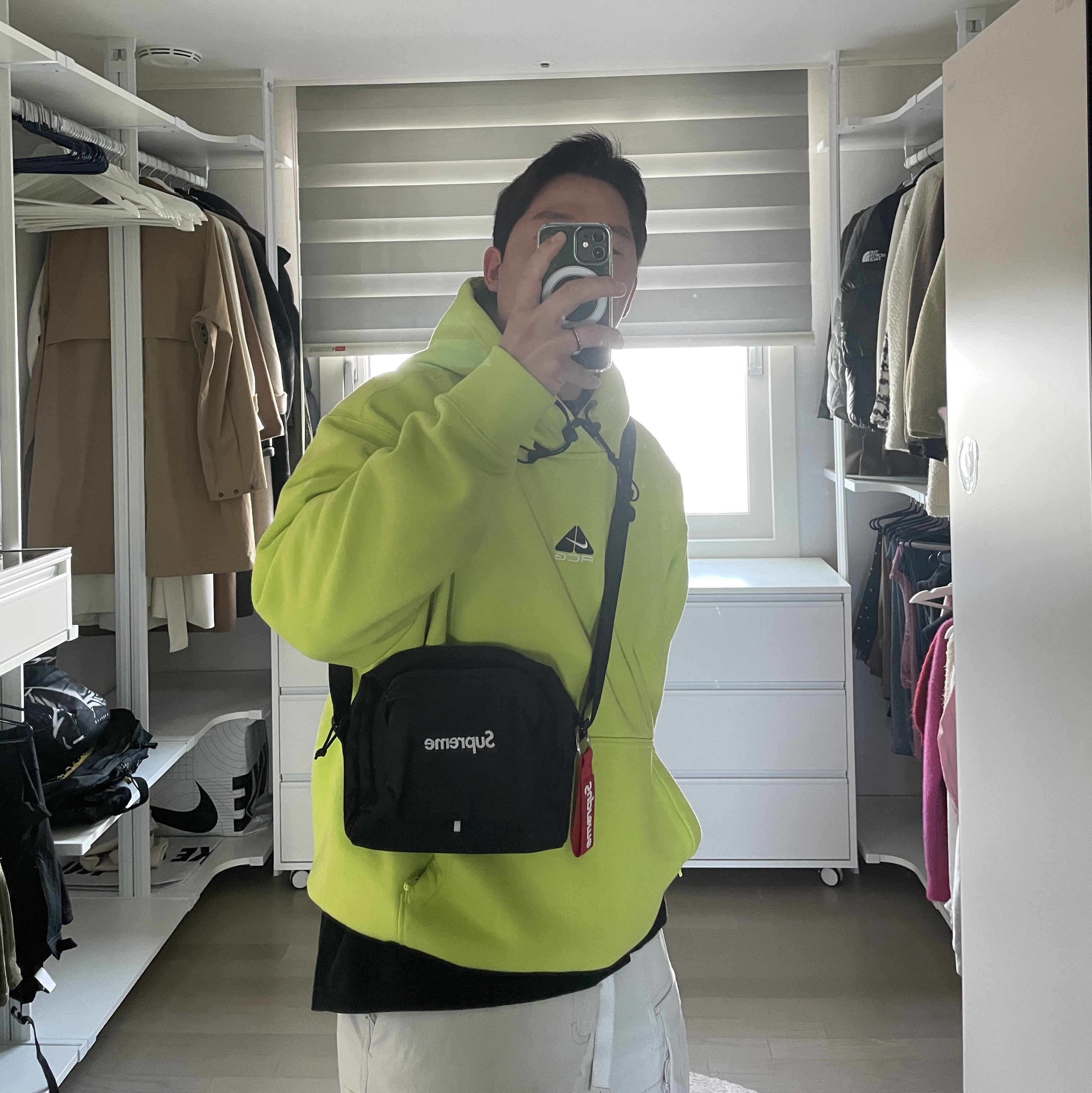Supreme Shoulder Bag Black - 19SS, Supreme Webbing Keychain Red - 23SS 착용 스타일 - 1