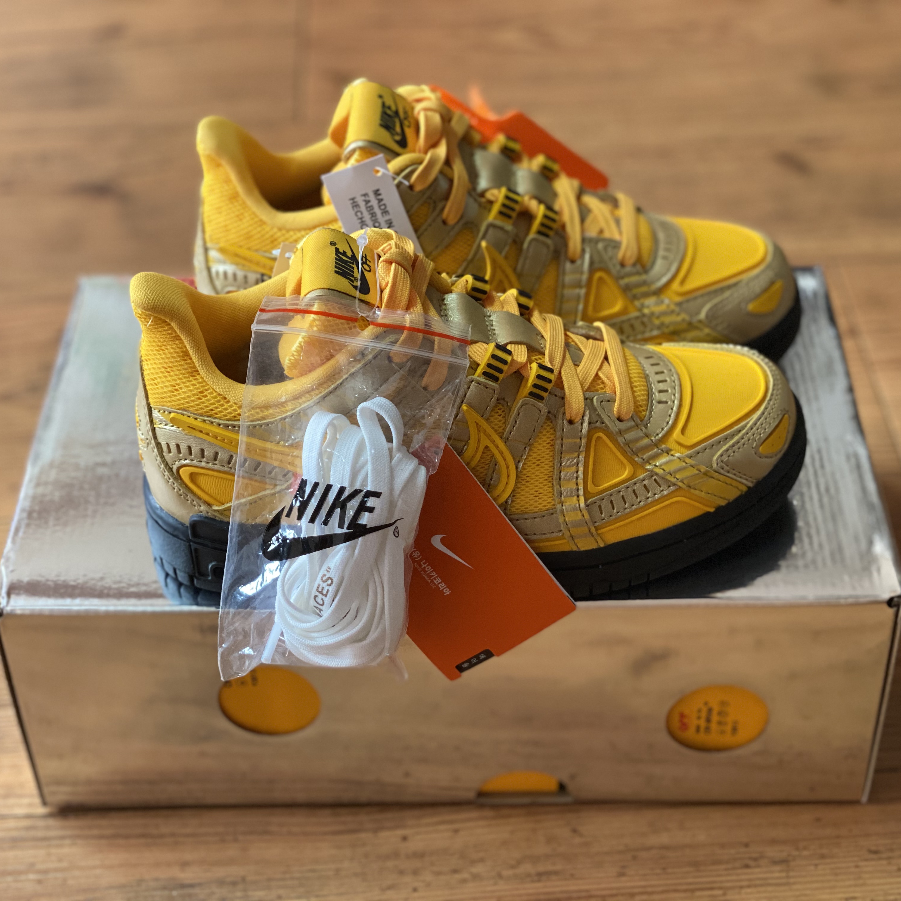 Nike x Off-White Air Rubber Dunk University Gold 착용 스타일 - 1