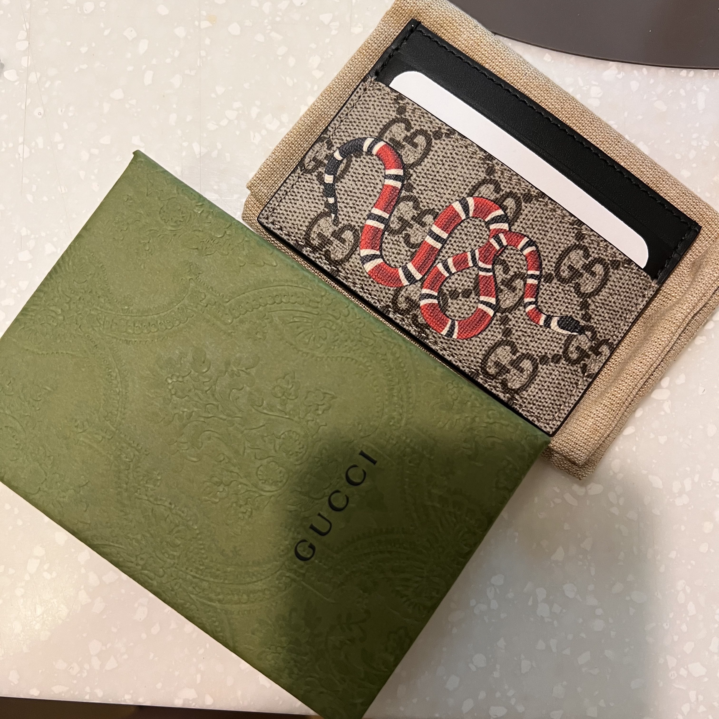 Gucci Bestiary Kingsnake Print Card Case Beige Ebony 착용 스타일 - 2