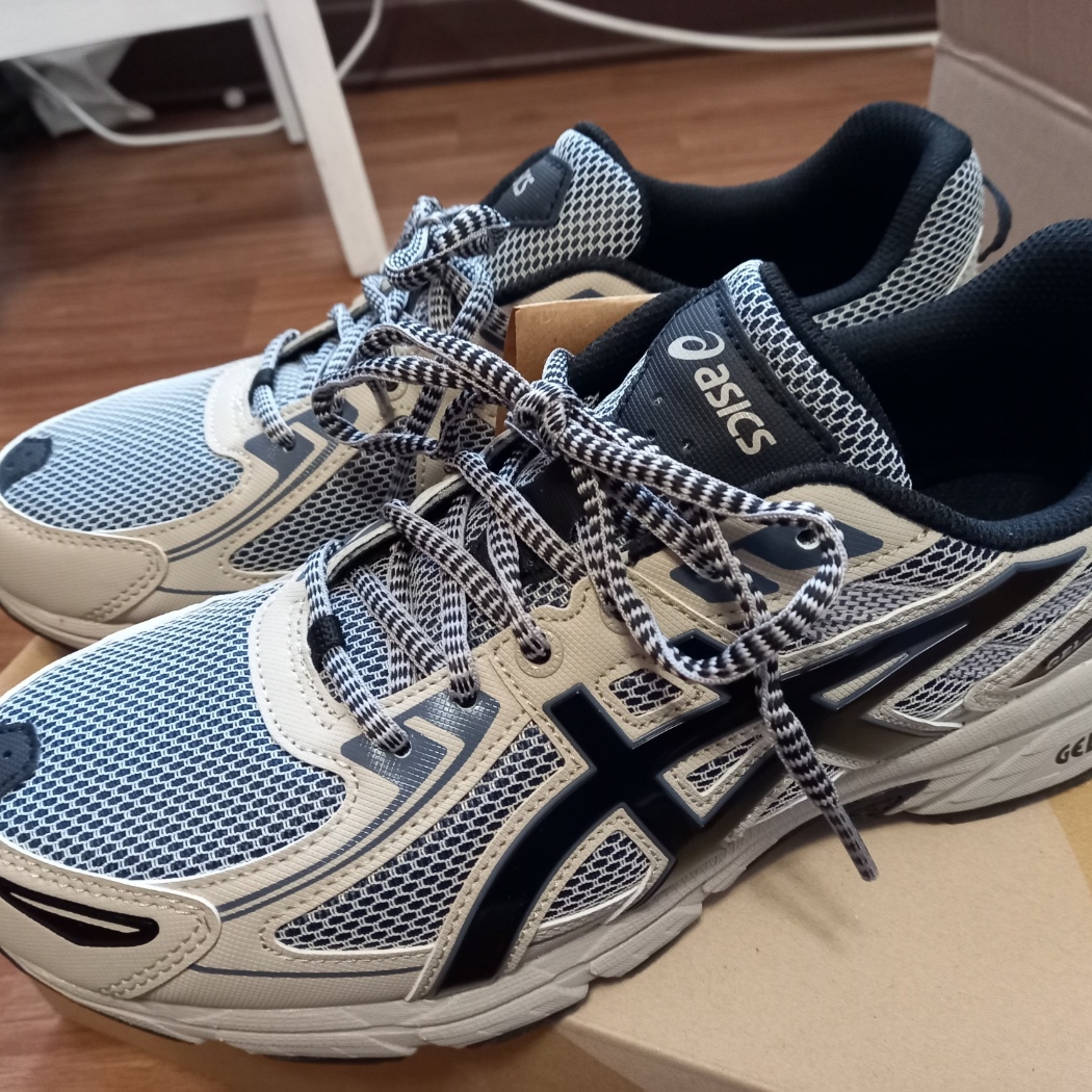 Asics Gel-Venture 6 Feather Grey Black 착용 스타일 - 1