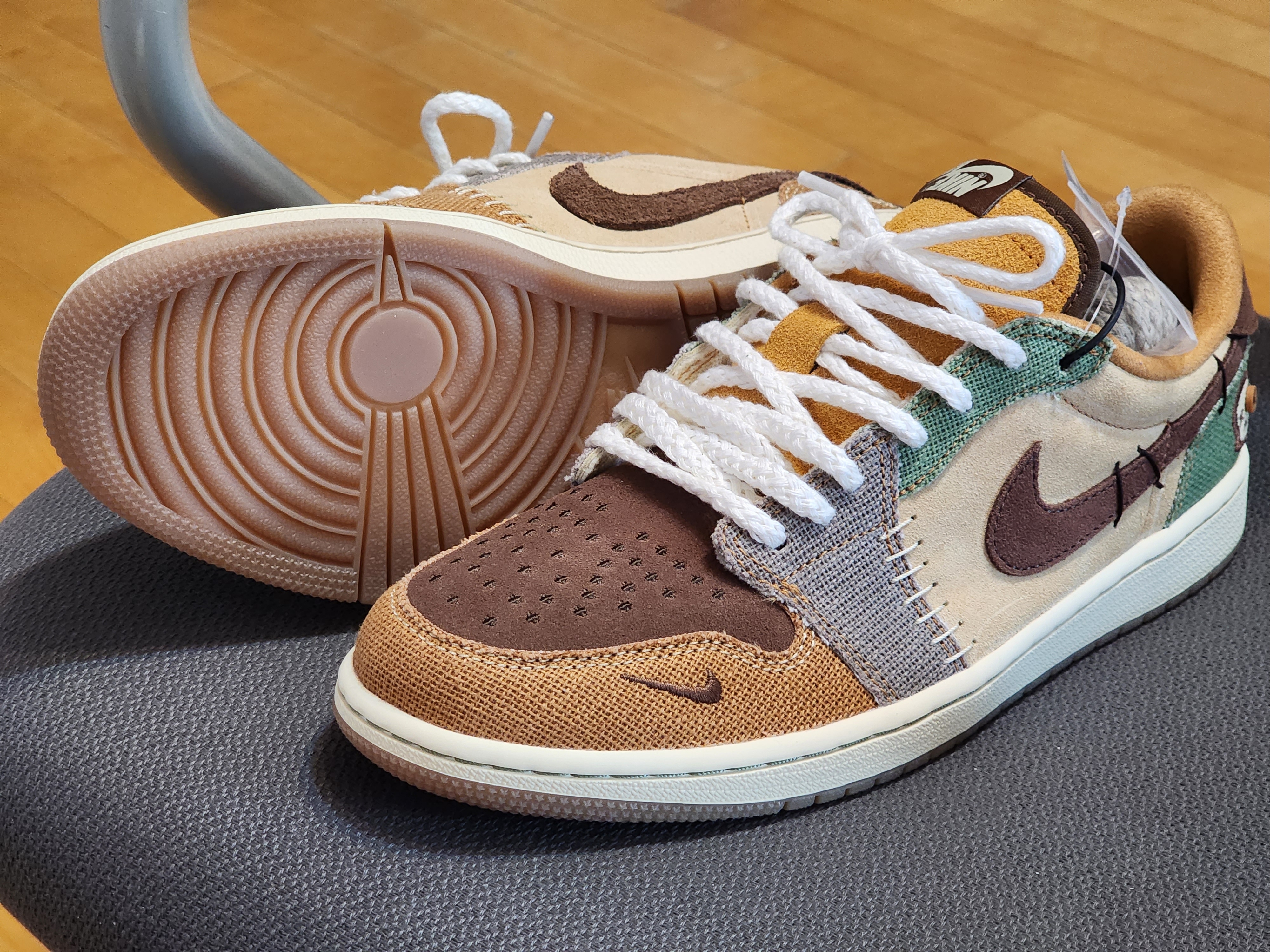 Jordan 1 x Zion Williamson Retro Low OG Flax and Oil Green 착용 스타일 - 1