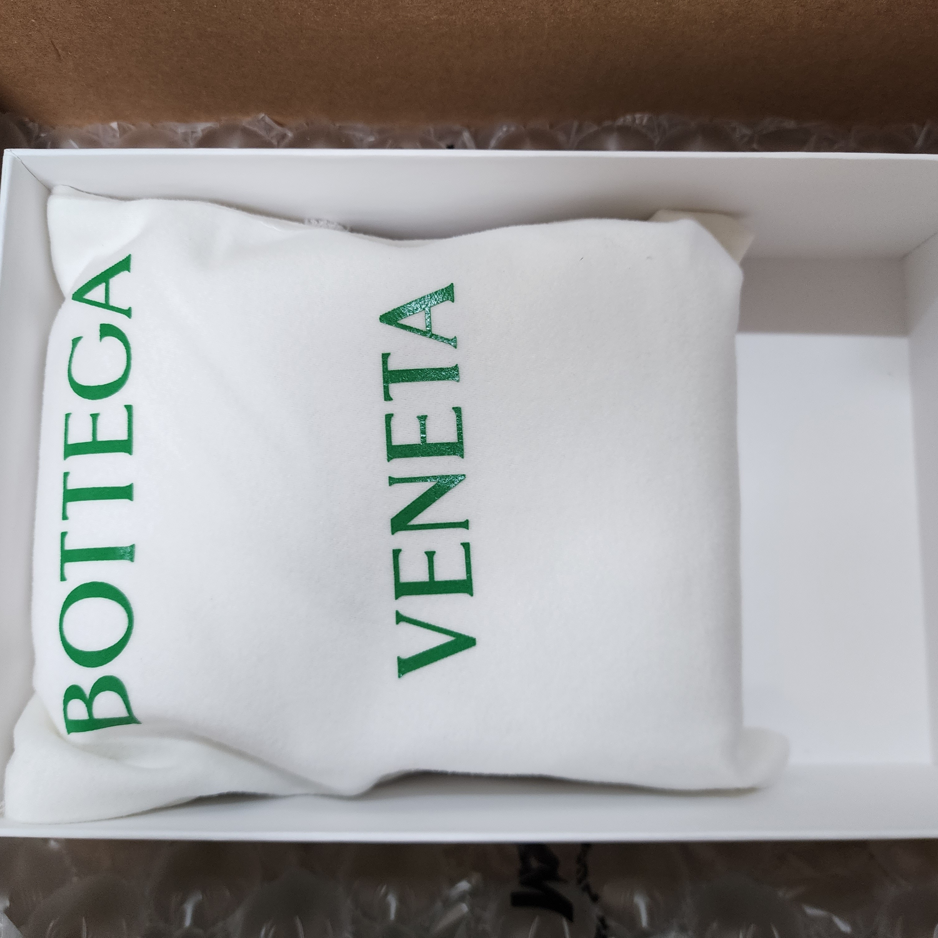 Bottega Veneta Mini Leather Cassette Black 착용 스타일 - 3