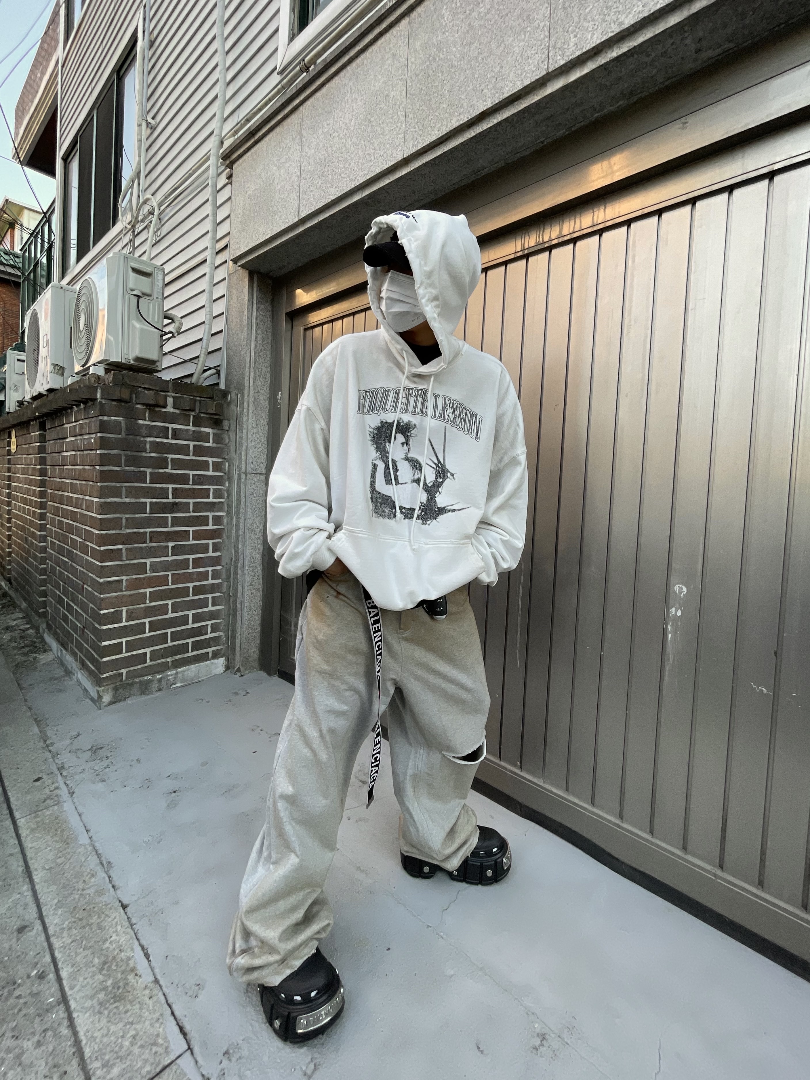 Project G/R x Atmos Etiquette Lesson Vintage Washed Hoodie White, Project G/R 5Pocket Dirty Effect Sweatpants Faded Rust Grey 착용 스타일 - 2