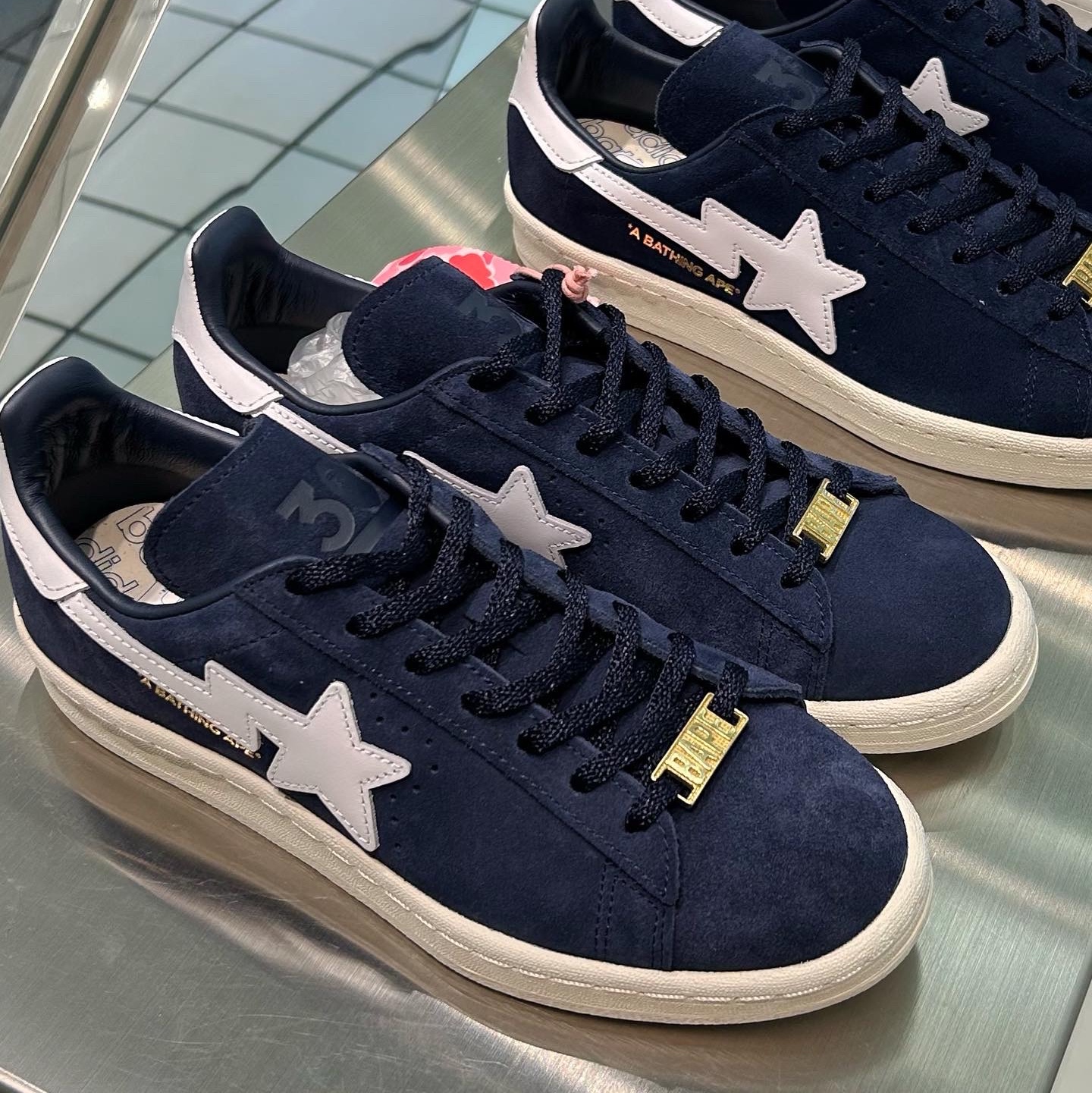 Adidas x BAPE Campus 80s Collegiate Navy 착용 스타일 - 2