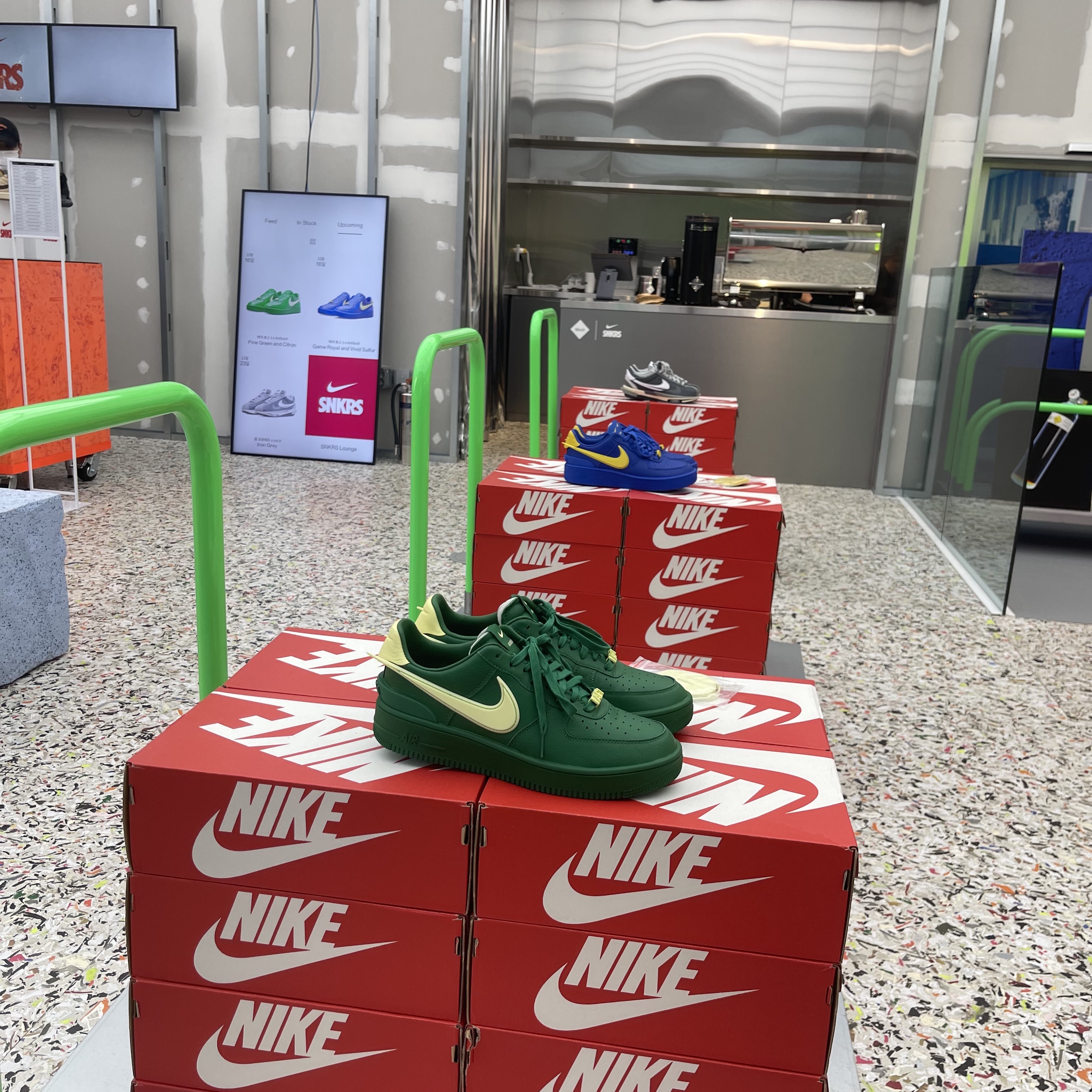 Nike x Ambush Air Force 1 Low SP Pine Green and Citron, Nike x Ambush Air Force 1 Low SP Game Royal and Vivid Sulfur 착용 스타일 - 3