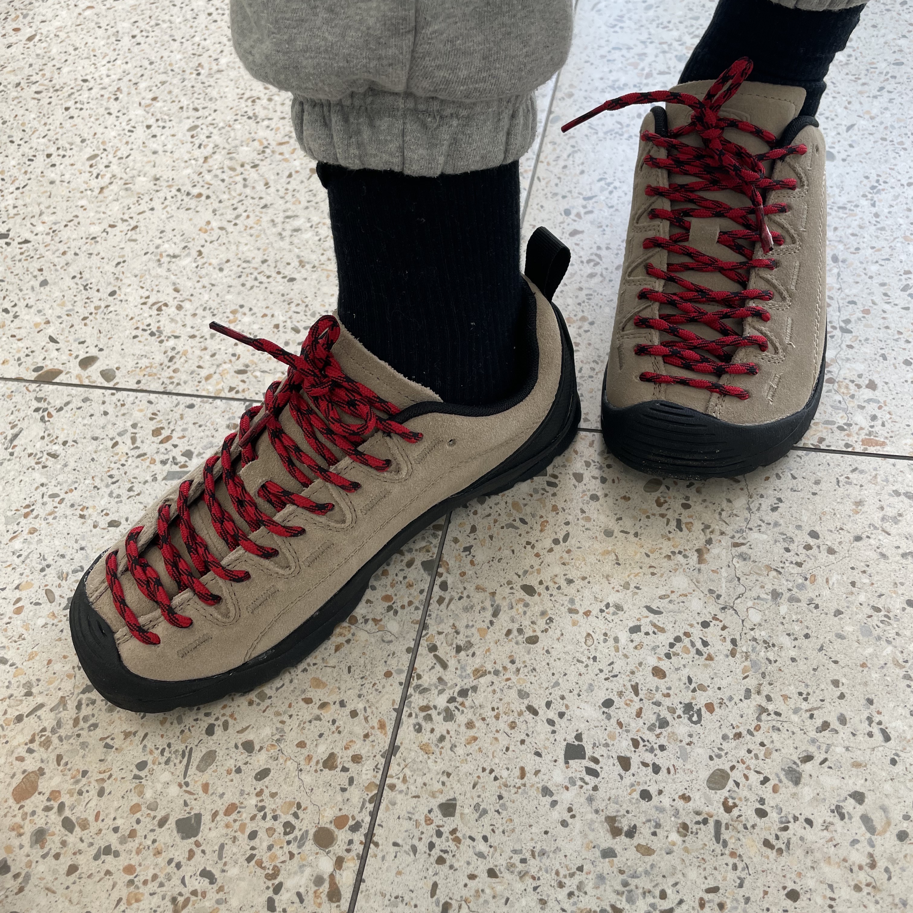 (W) Keen Jasper Suede Sneakers Silver Mink 착용 스타일 - 1