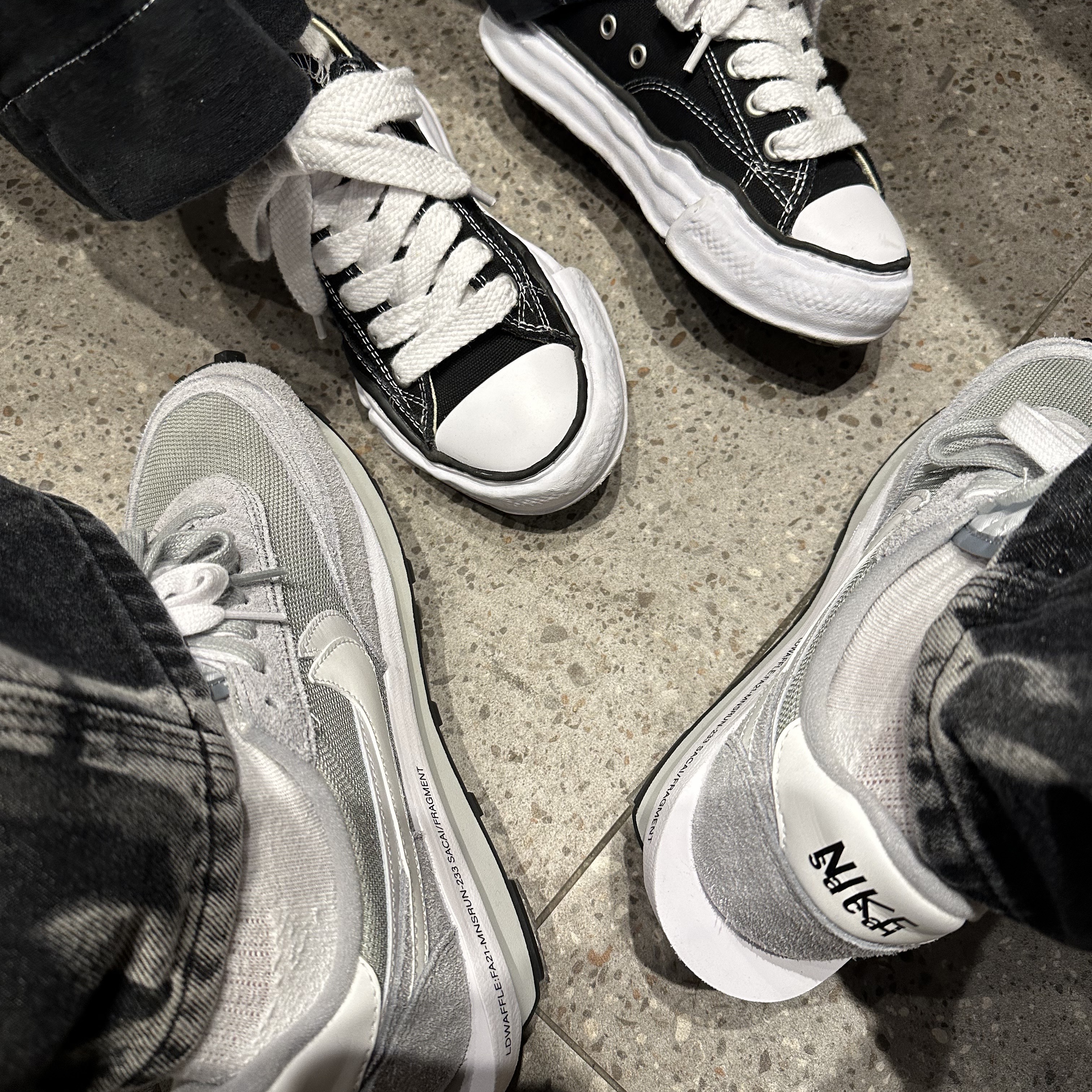 Maison Mihara Yasuhiro Peterson OG Sole Canvas Low Sneakers Black, Nike x Sacai x Fragment LDWaffle Light Smoke Grey 착용 스타일