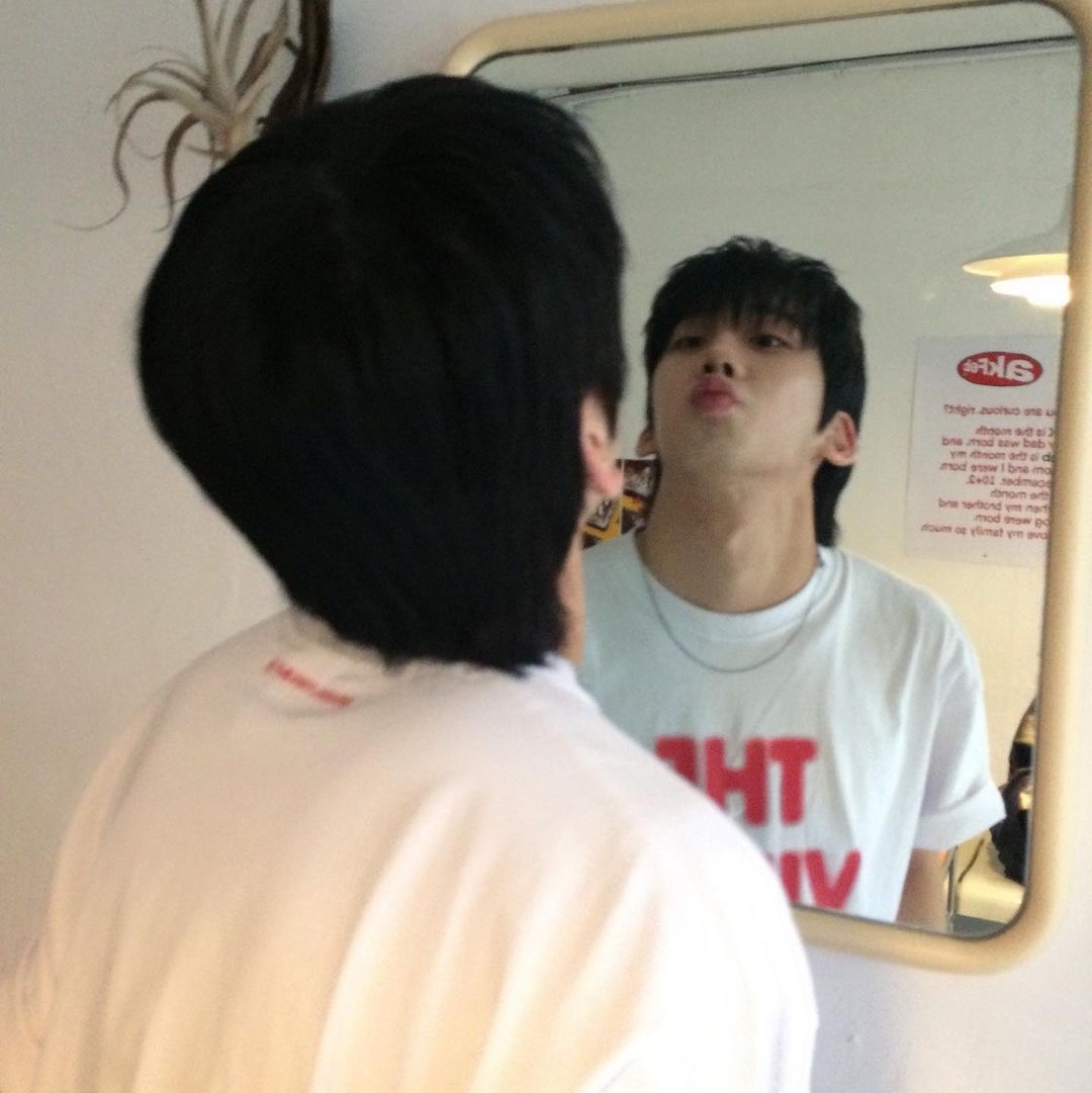 Thevinylhouse Spray Logo T-Shirt White 착용 스타일 - 3