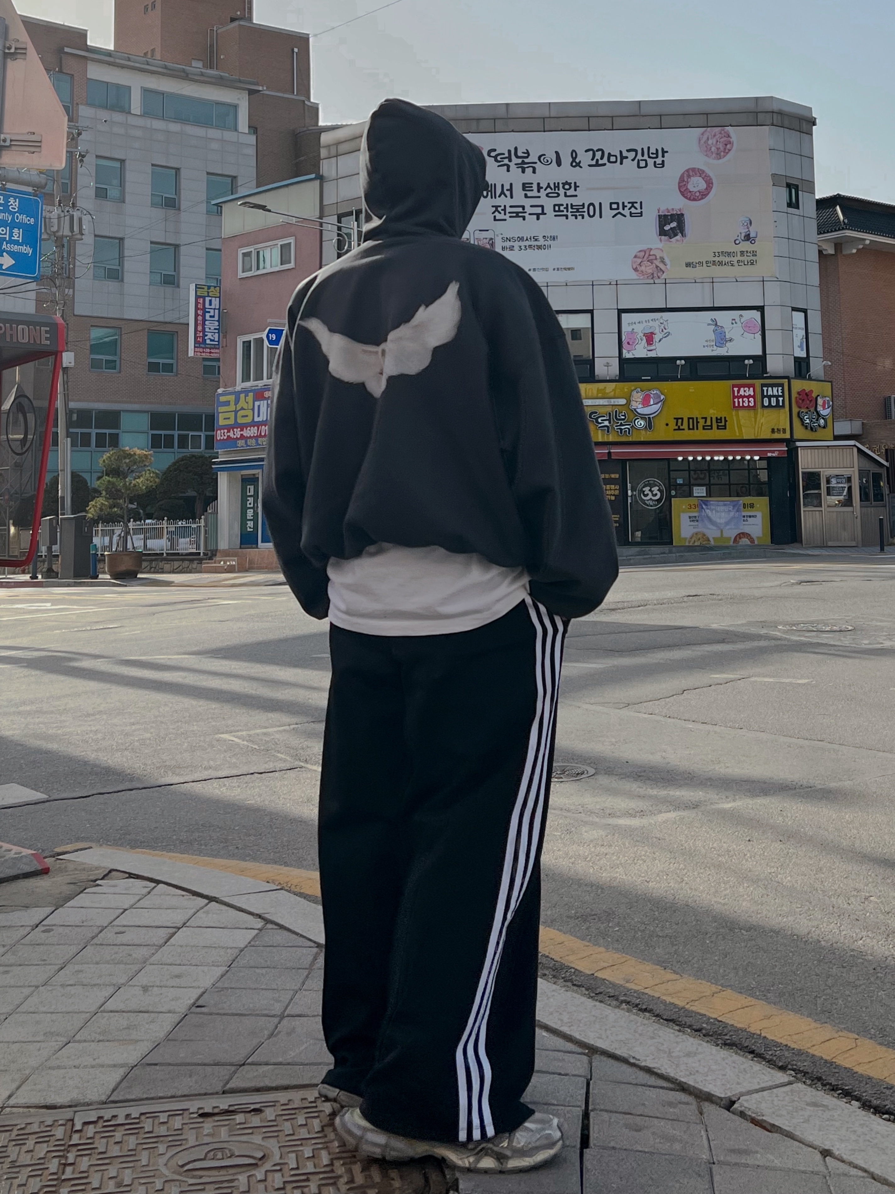Yeezy Gap Engineered By Balenciaga Dove Hoodie Black, Balenciaga 3XL Sneakers Light Beige 착용 스타일 - 2