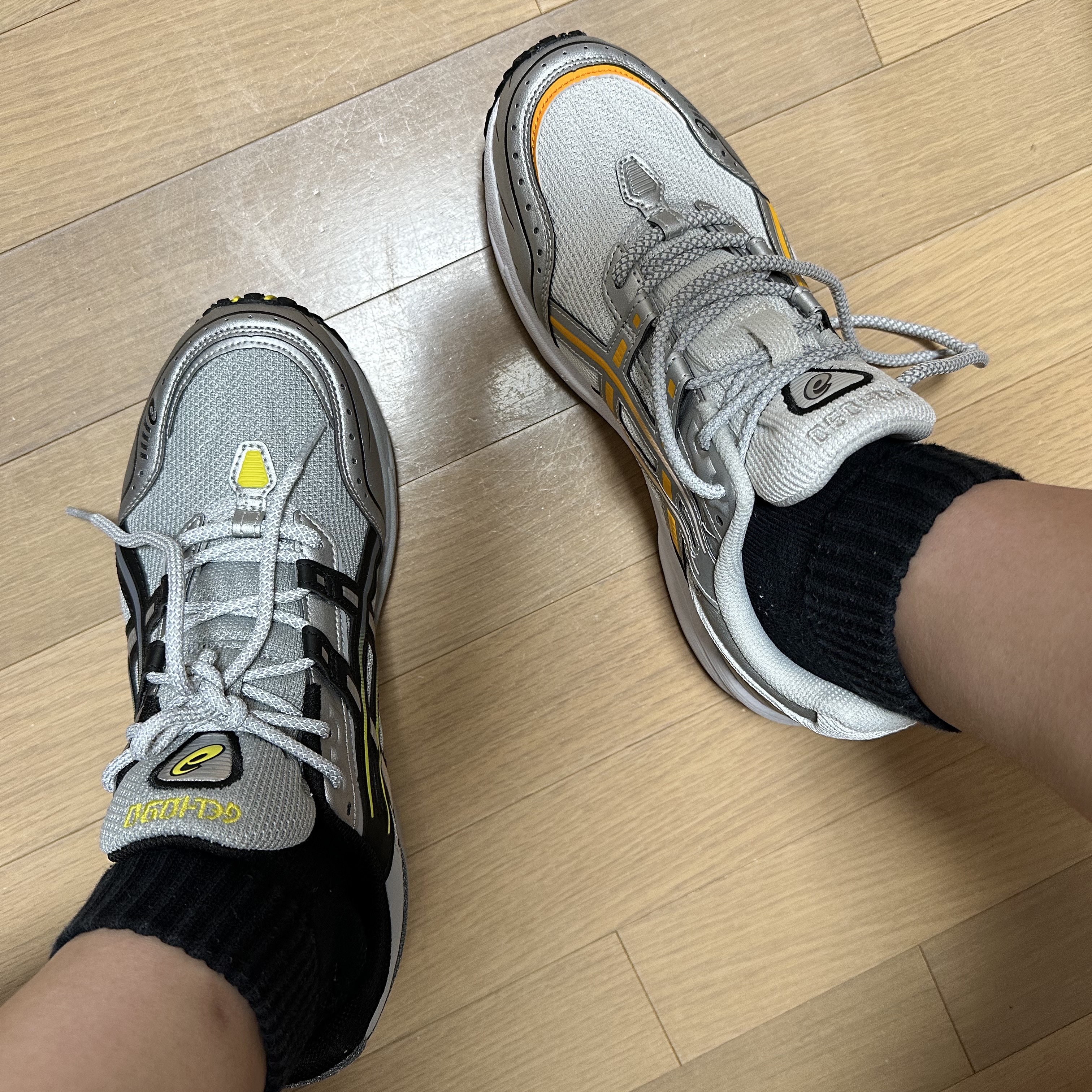 Asics Gel-1090 Mid Grey Black, Asics Gel-1090 White Citrus 착용 스타일