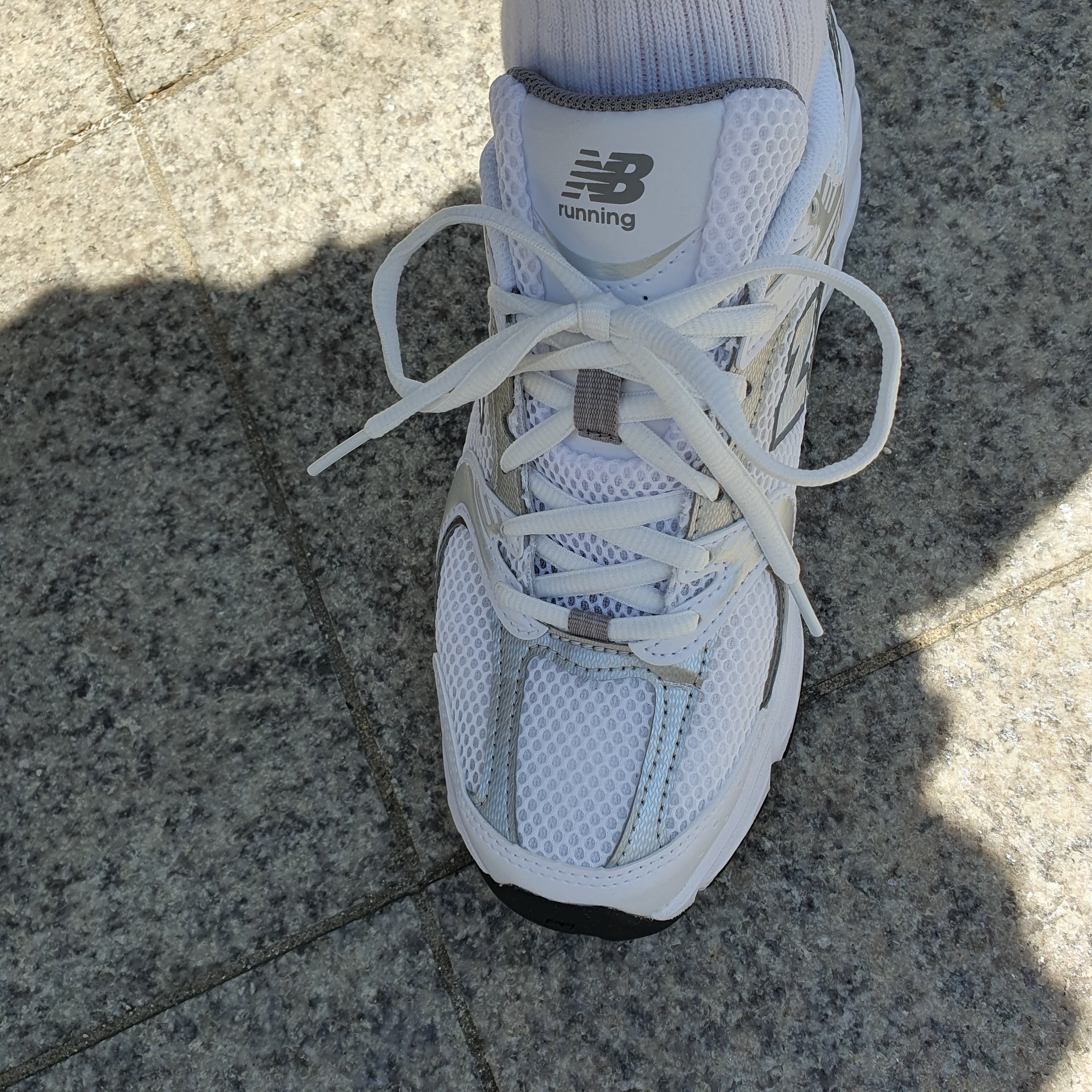New Balance 530 White Silver 착용 스타일 - 2