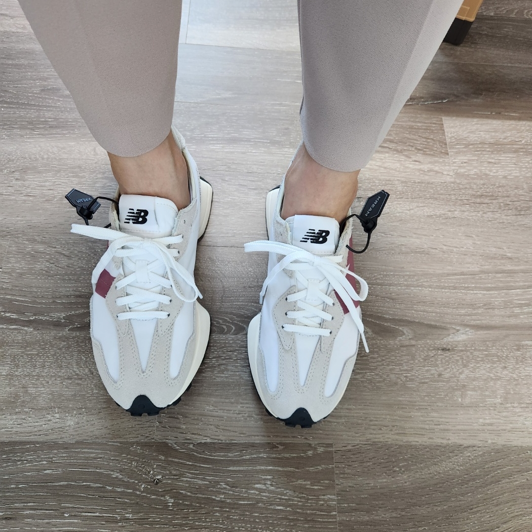 (W) New Balance 327 Gray Rose 착용 스타일 - 1