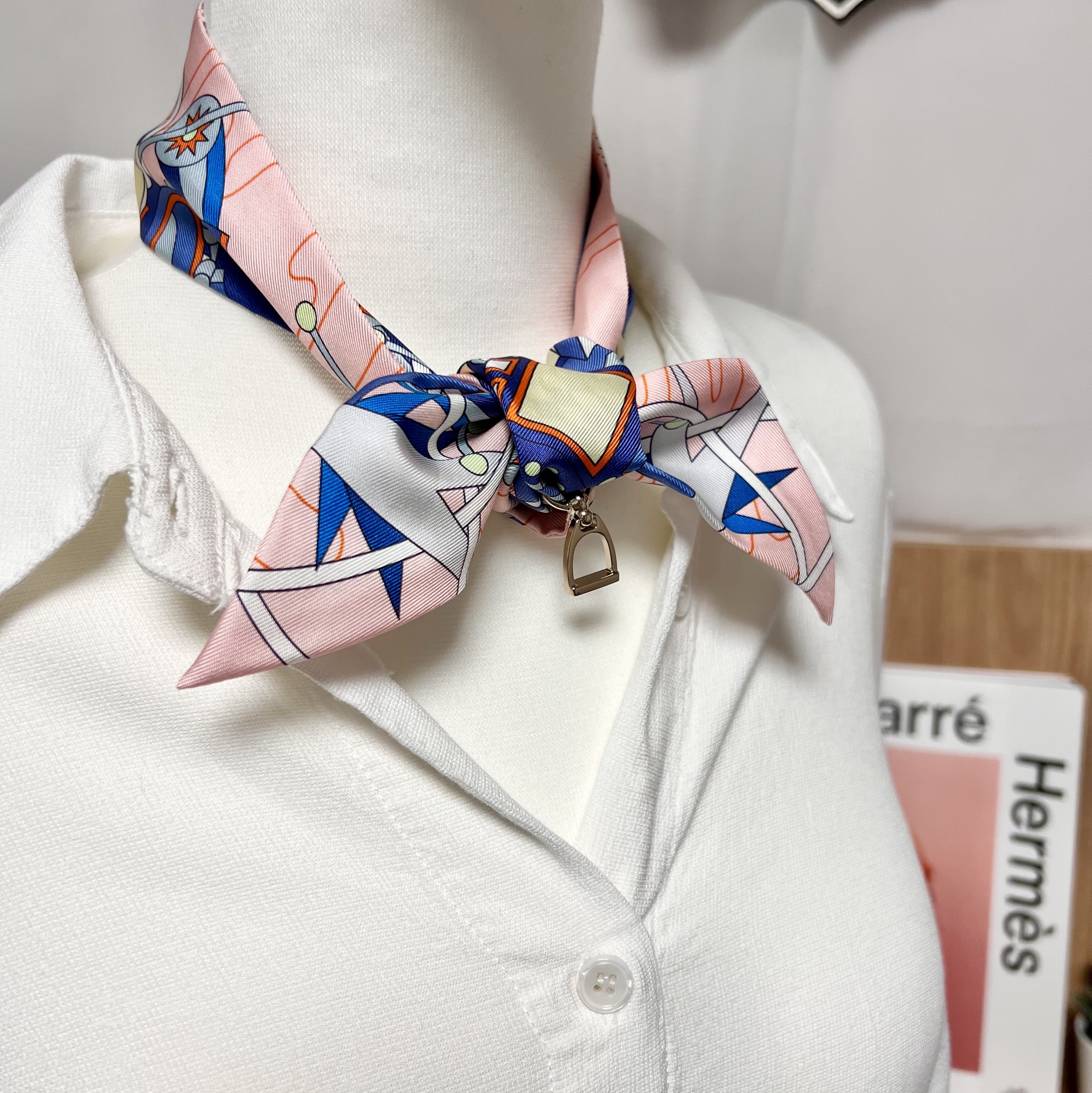 (W) Hermes Scarf Odyssey Twilly Rose Pale Bleu Jaune Soufre 착용 스타일