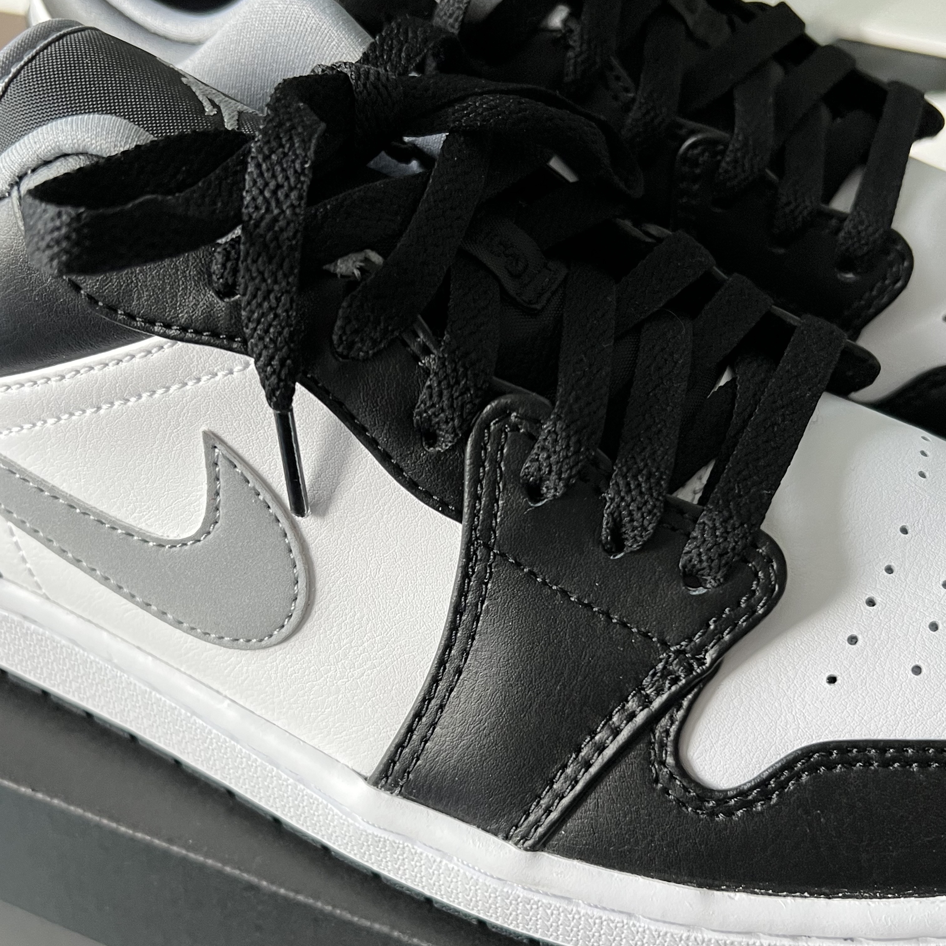 Jordan 1 Low Black Particle Grey 착용 스타일 - 2