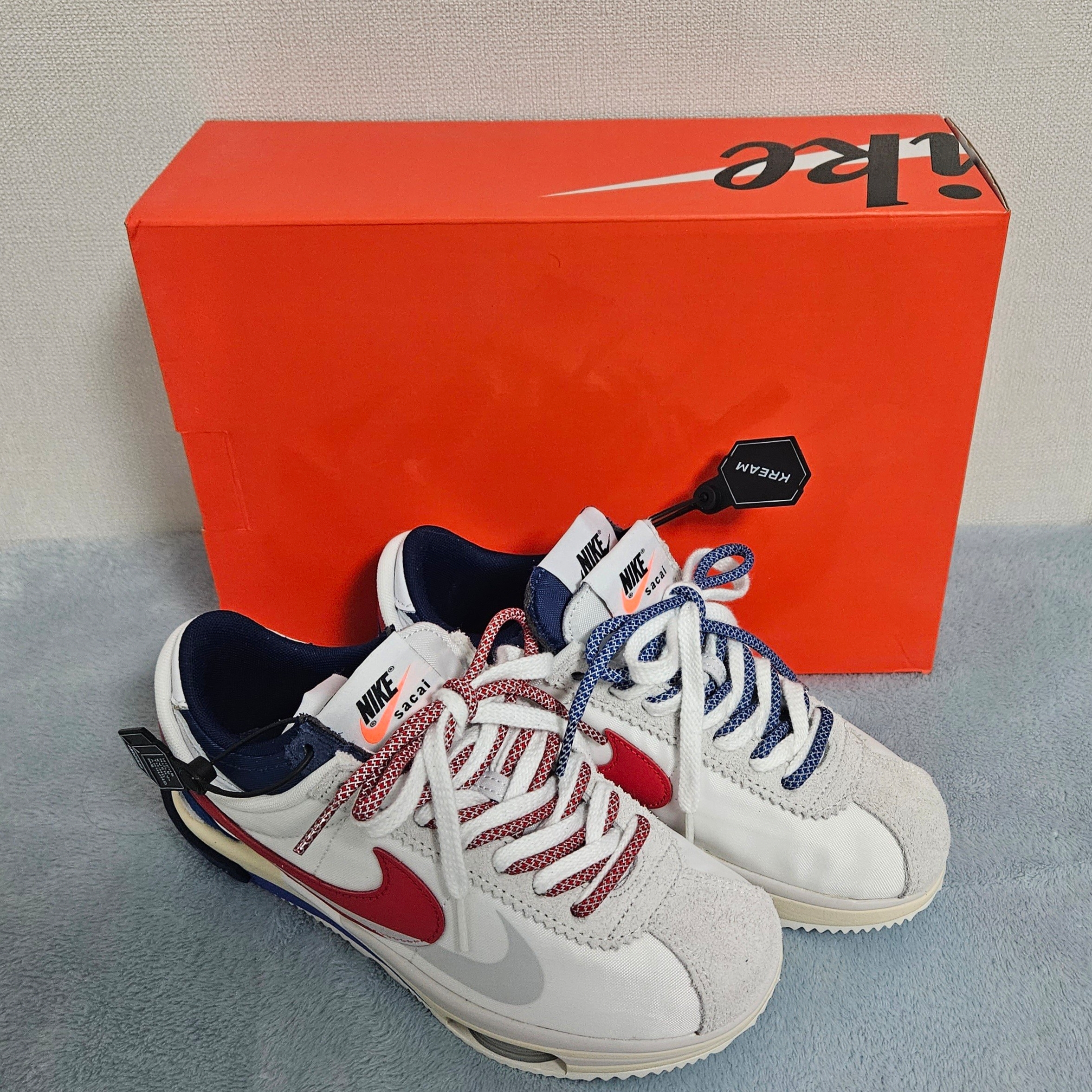 Nike x Sacai Zoom Cortez SP White and University Red, A.P.C. Recovery Shopping Bag Black 착용 스타일 - 3