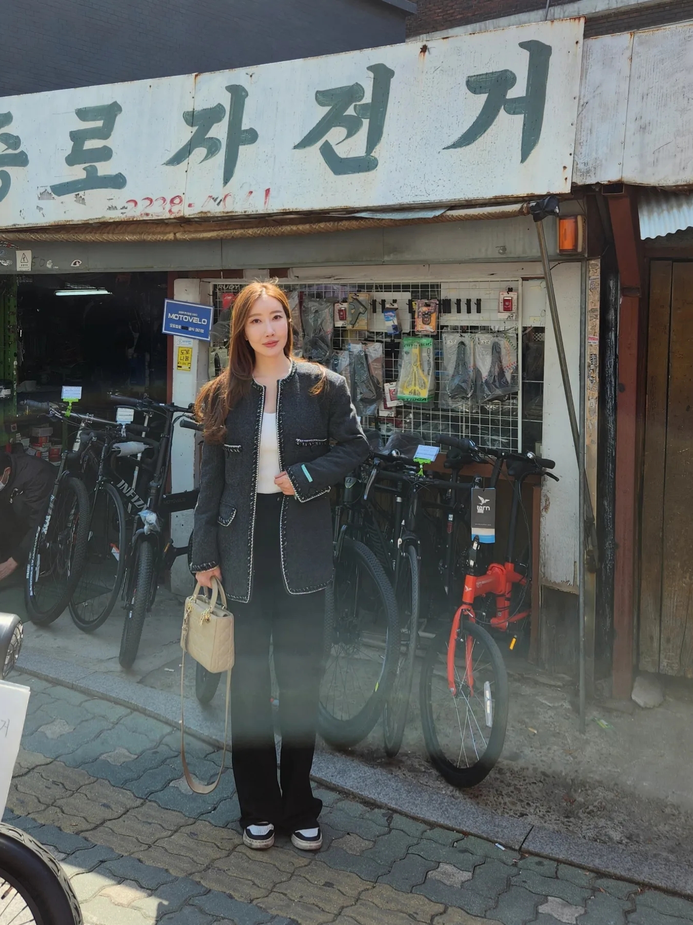 (W) Autry Medalist Low Leather Sneakers Black White 착용 스타일 - 2
