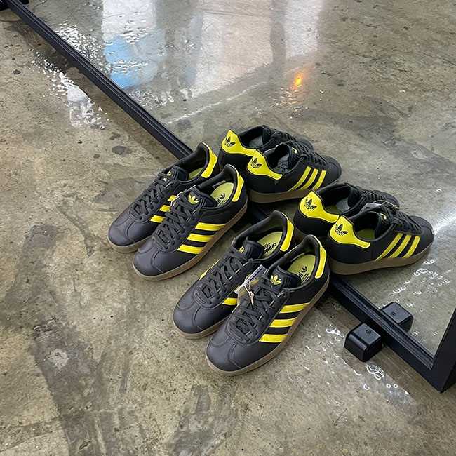 Adidas Gazelle Shadow Olive Impact Yellow 착용 스타일