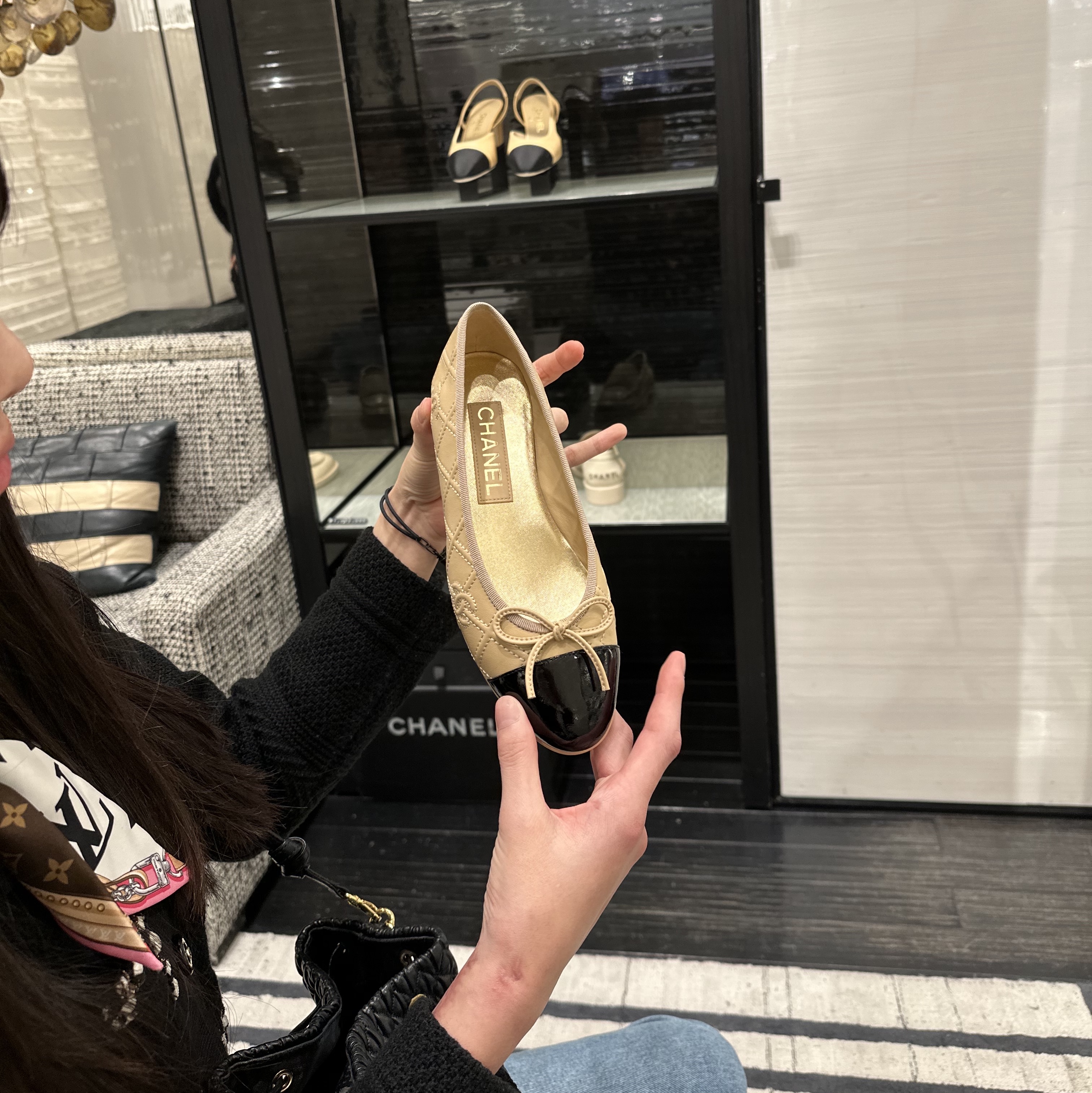 (W) Chanel Ballerina Flat Lambskin Patent Calfskin & Ivory Black 착용 스타일 - 4