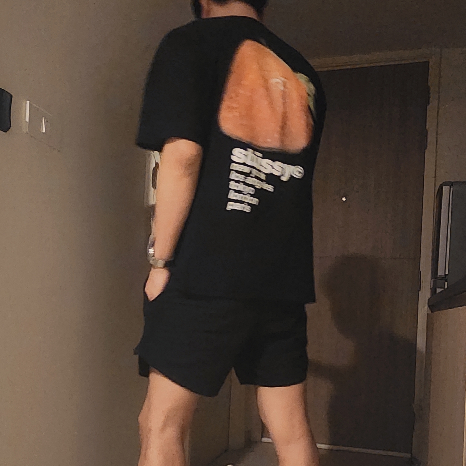 Stussy Strawberry T-Shirt Black 착용 스타일 - 2