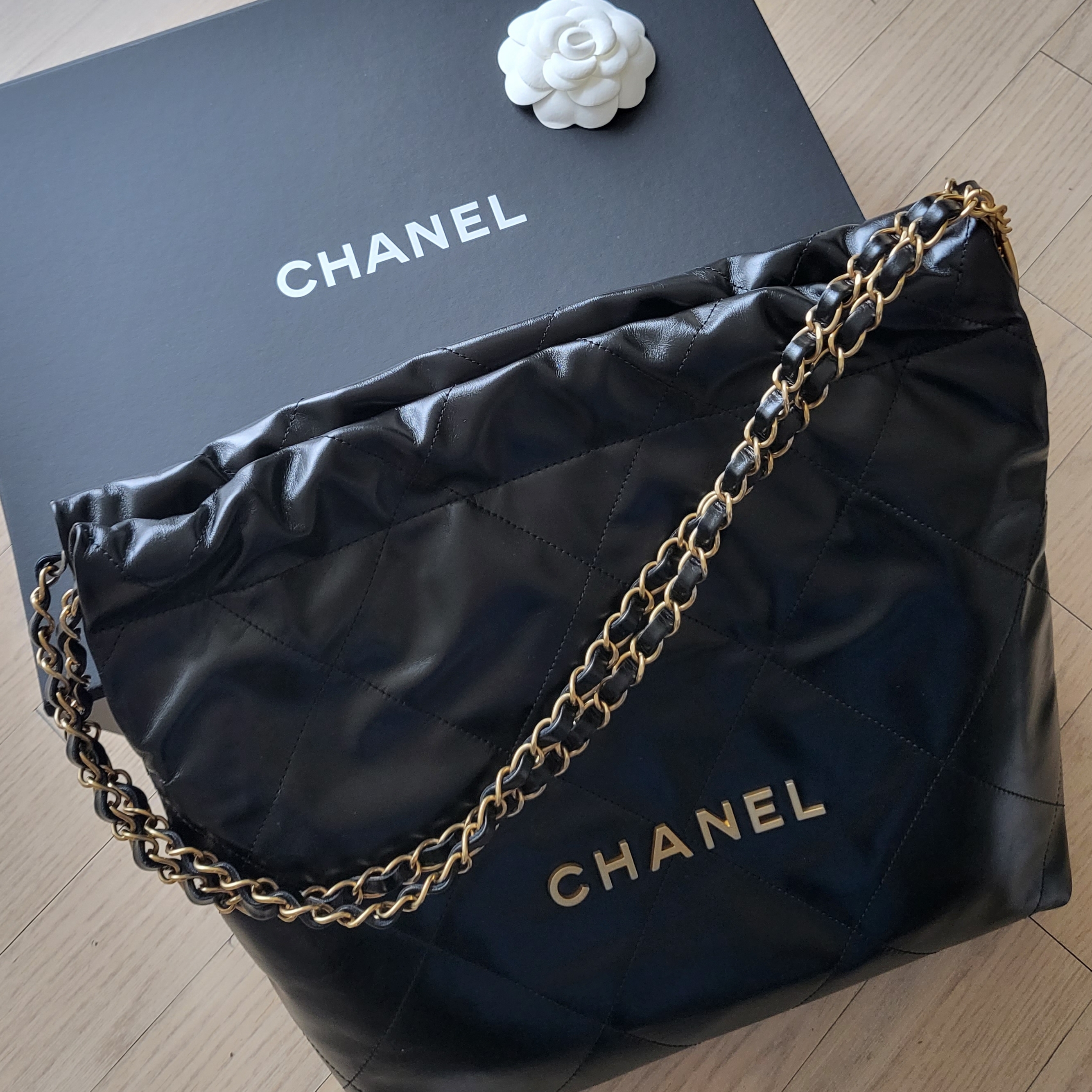 Chanel 22 Small Handbag Shiny Calfskin & Gold Black 착용 스타일