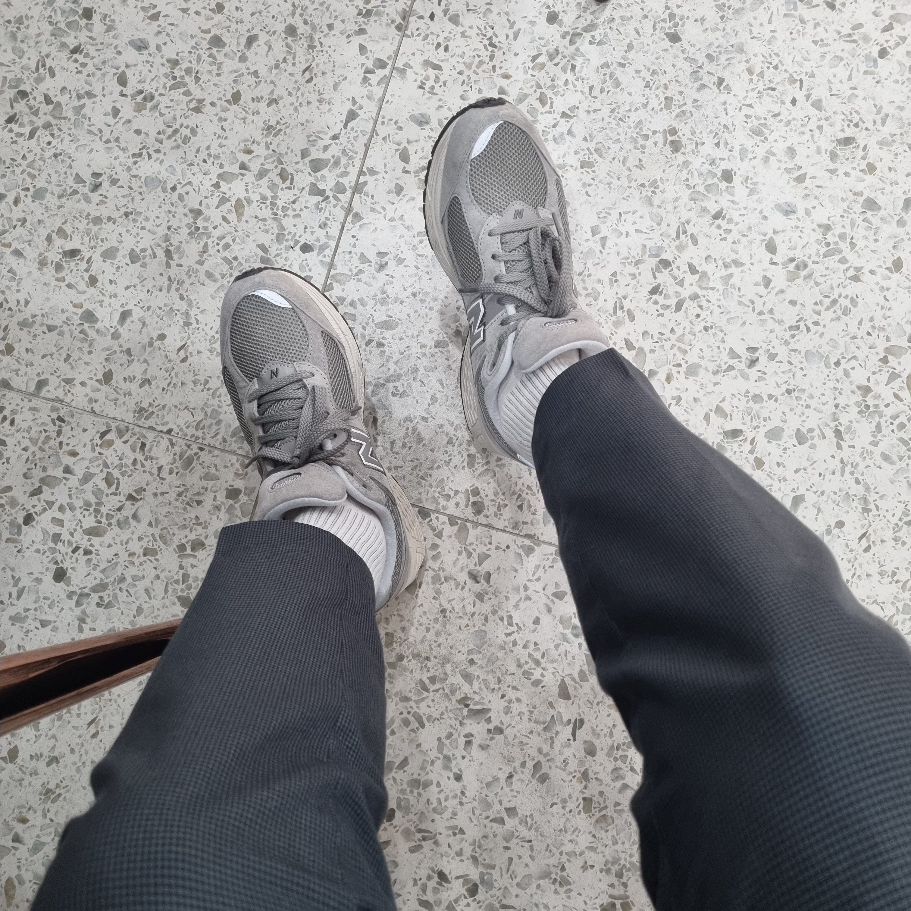 New Balance 2002R Grey 착용 스타일 - 1