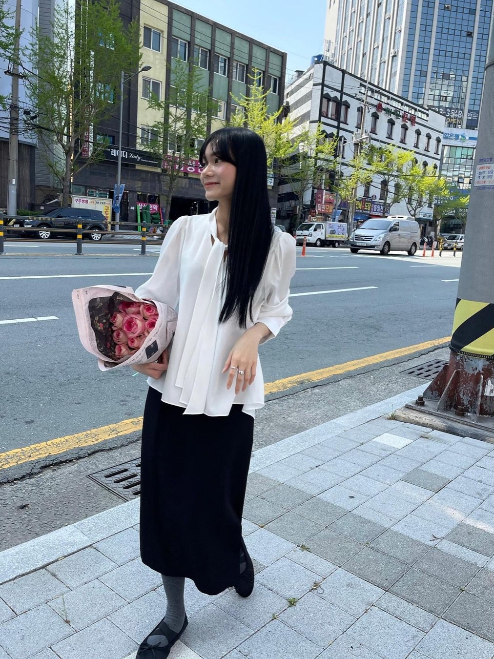 Haveless Women Shine Tie Blouse White 착용 스타일 - 2