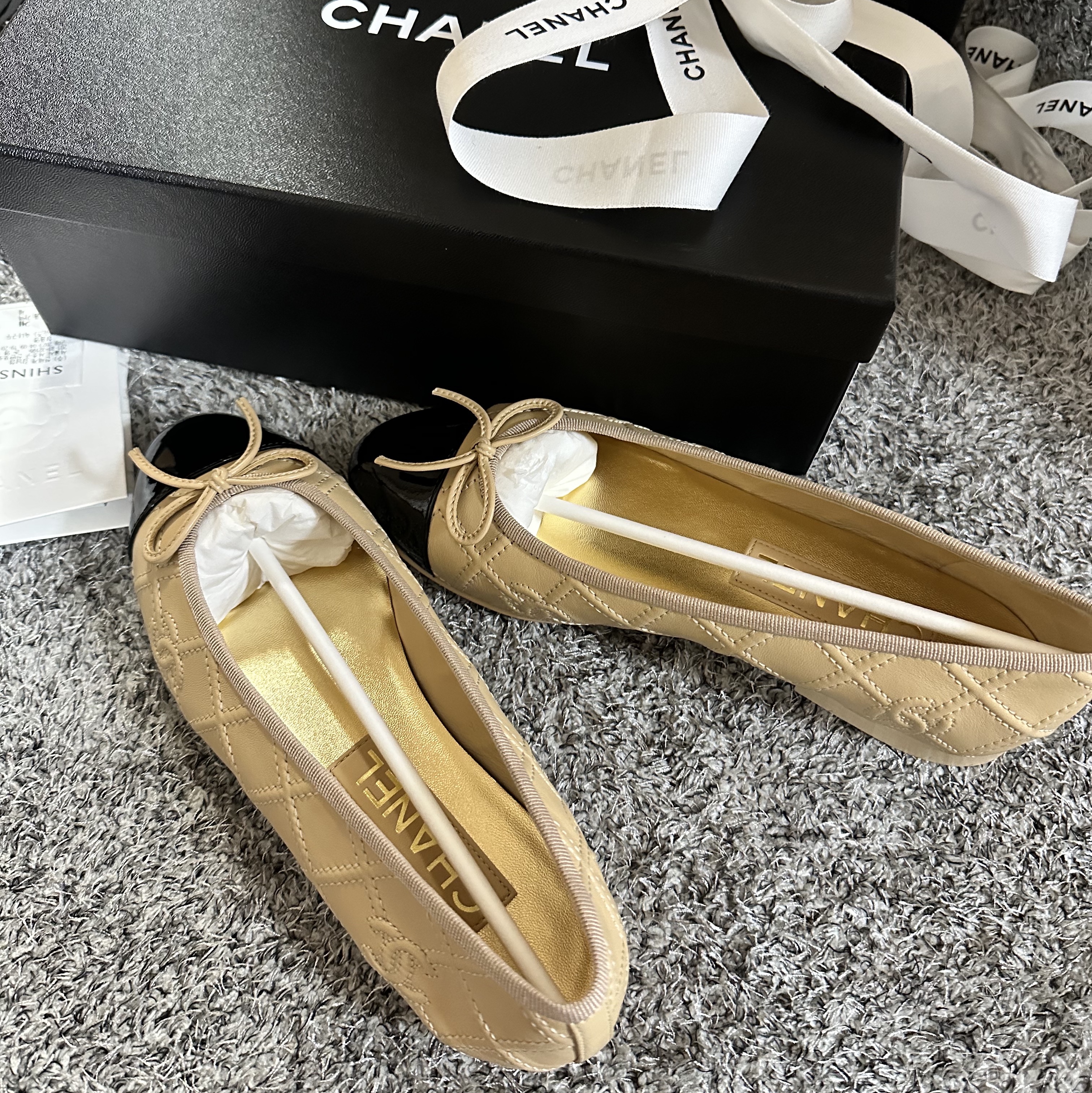 (W) Chanel Ballerina Flat Lambskin Patent Calfskin & Ivory Black 착용 스타일 - 1
