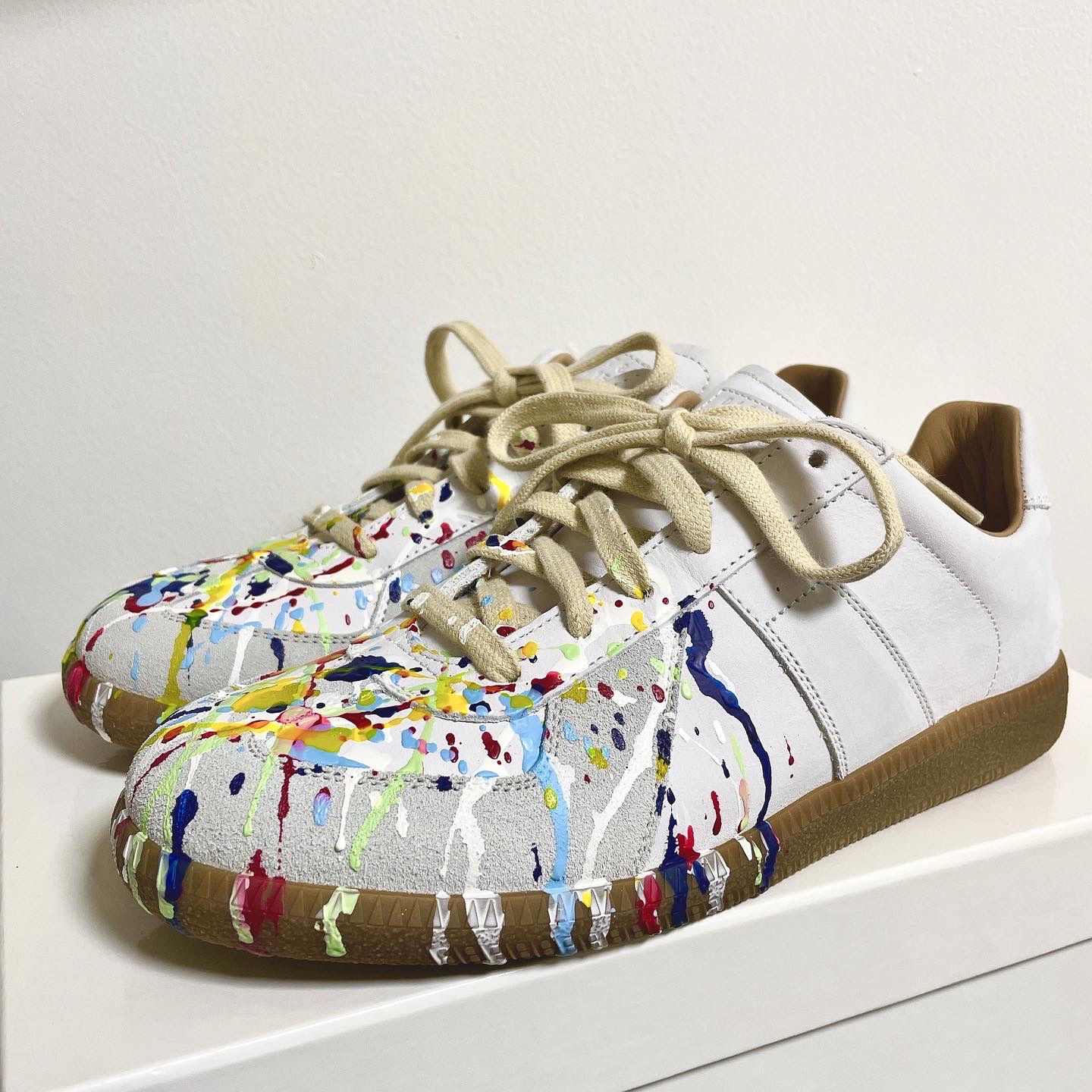 (W) Maison Margiela Replica Paint Drop Sneakers Grey 착용 스타일 - 1