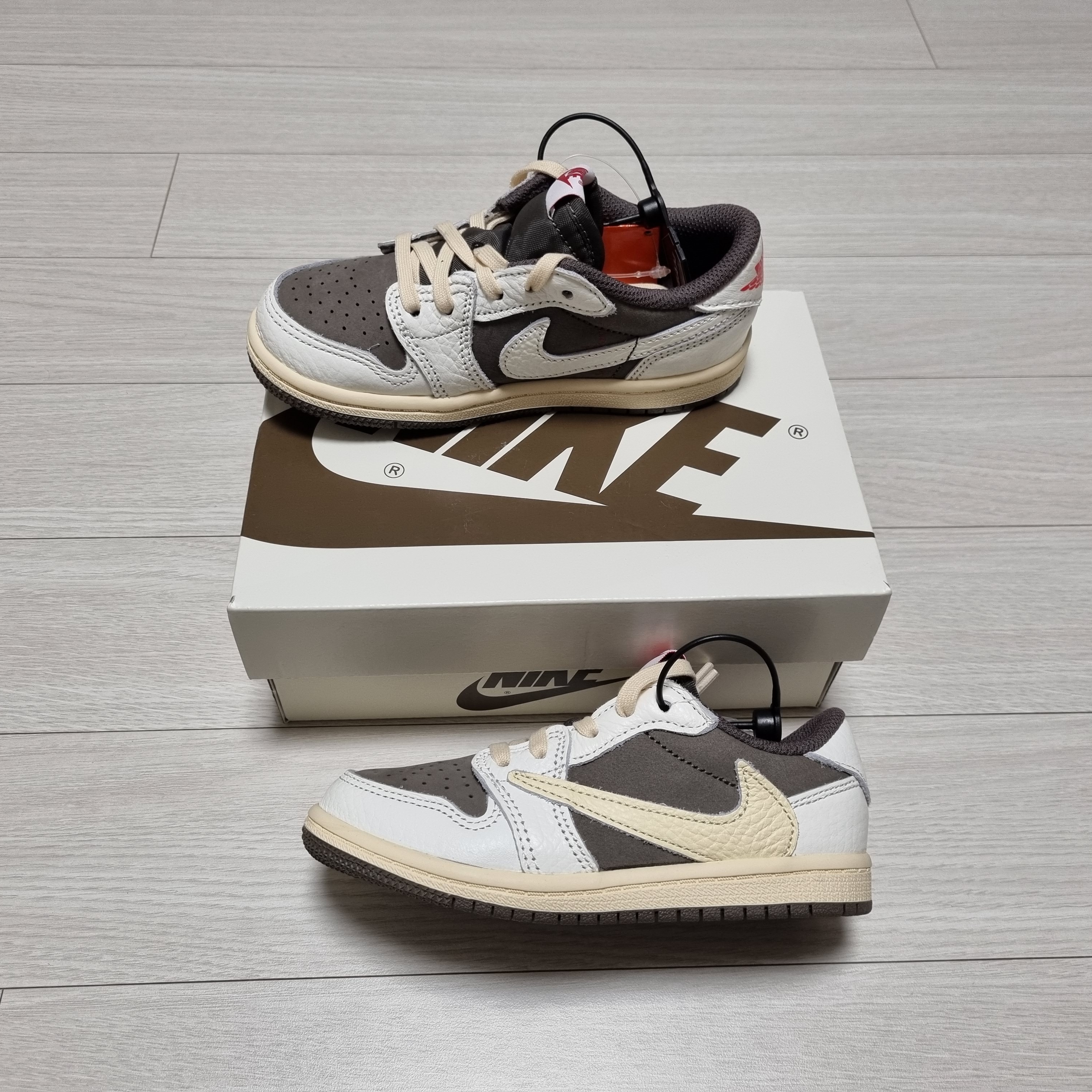 (TD) Jordan 1 x Travis Scott Retro Low OG SP Sail and Ridgerock 착용 스타일 - 1